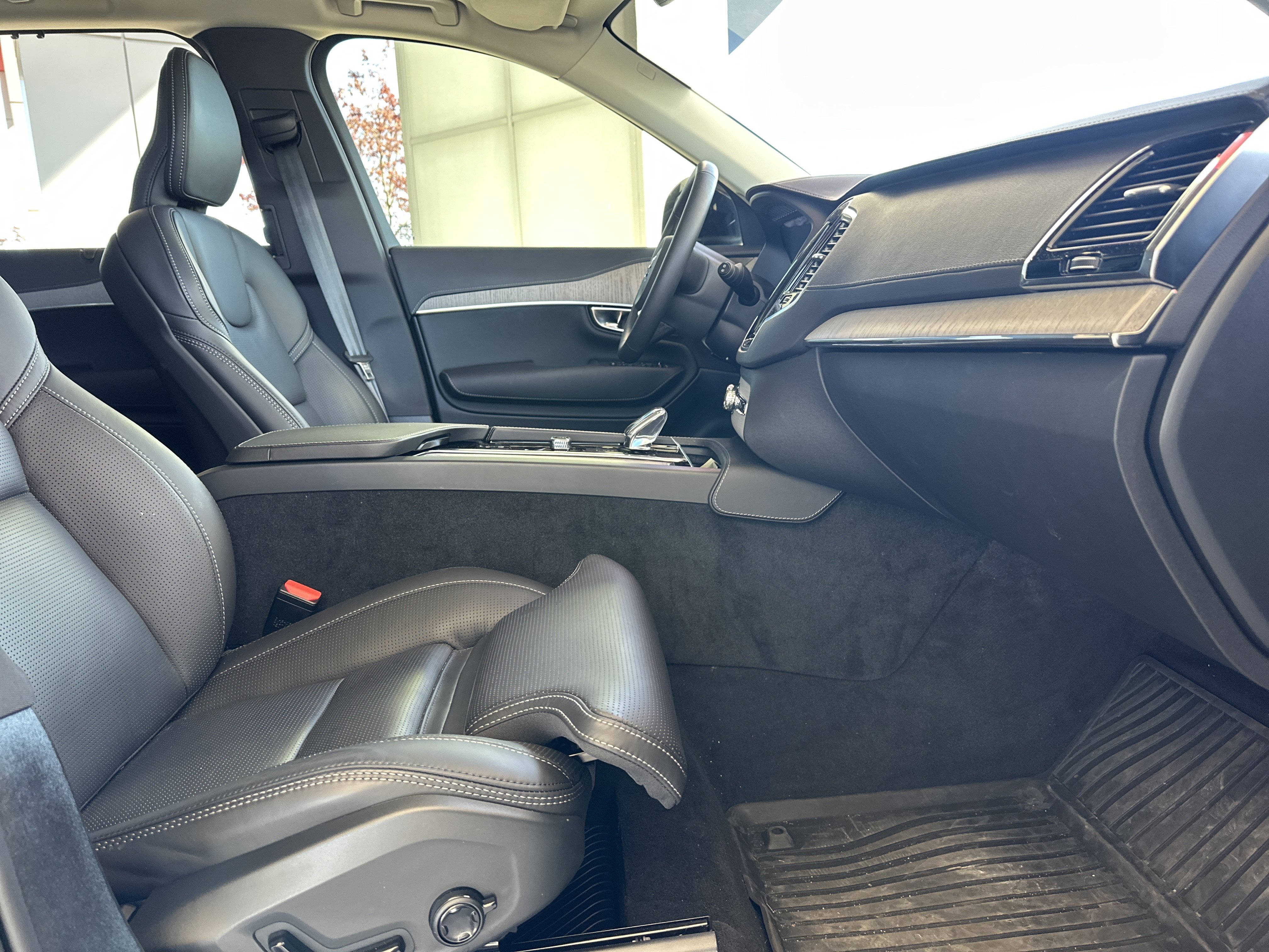 Used 2025 Volvo XC90 B6 Ultra w/ Protection Package Premier image 13