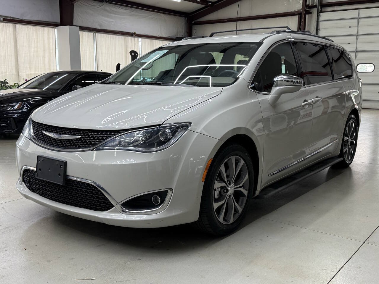 Used 2017 Chrysler Pacifica Limited w/ UConnect Theater Package FWD image 5