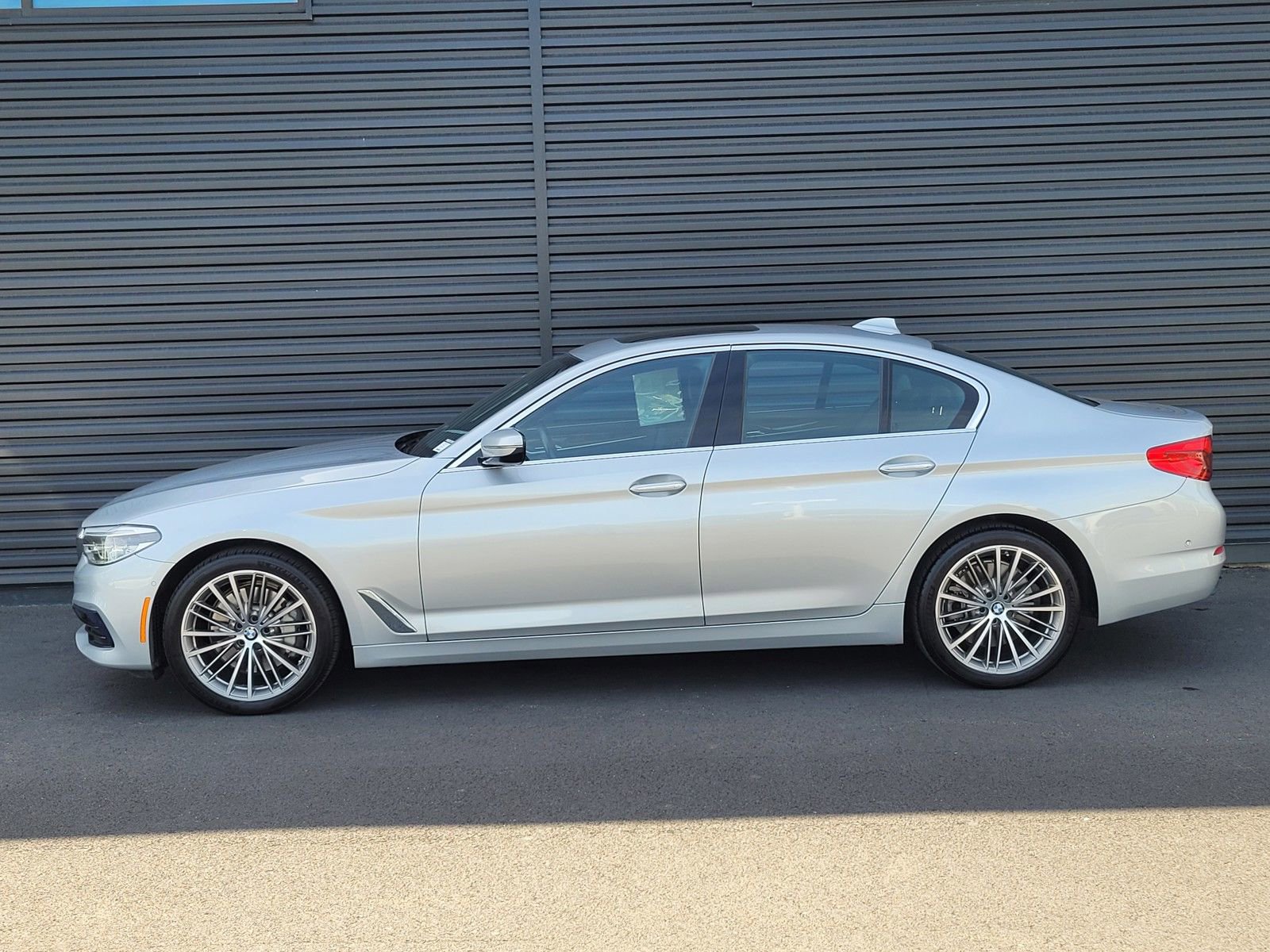 Used 2017 BMW 540i RWD image 3