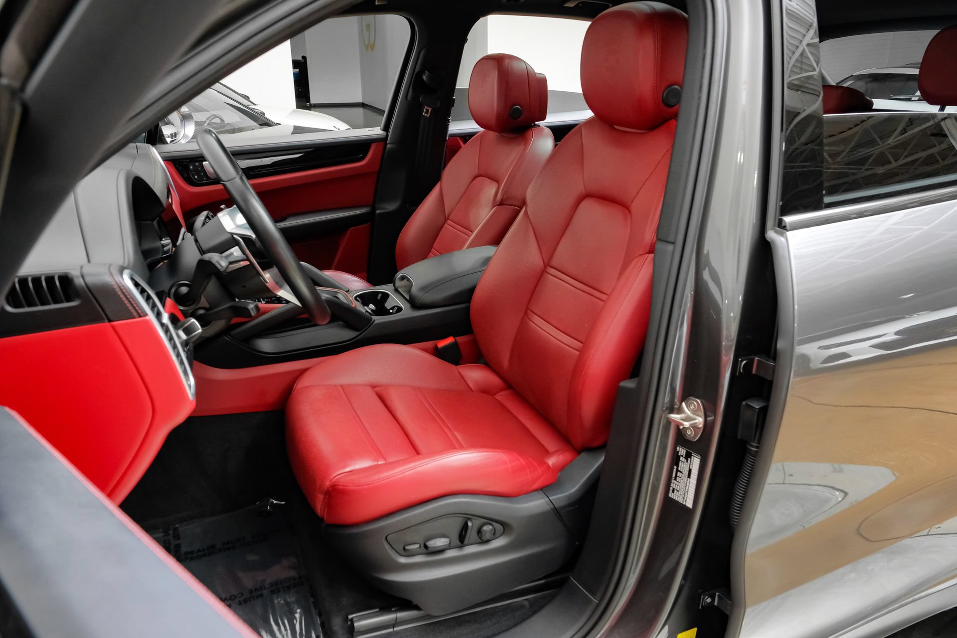 Used 2023 Porsche Cayenne Platinum Edition AWD/4WD image 33