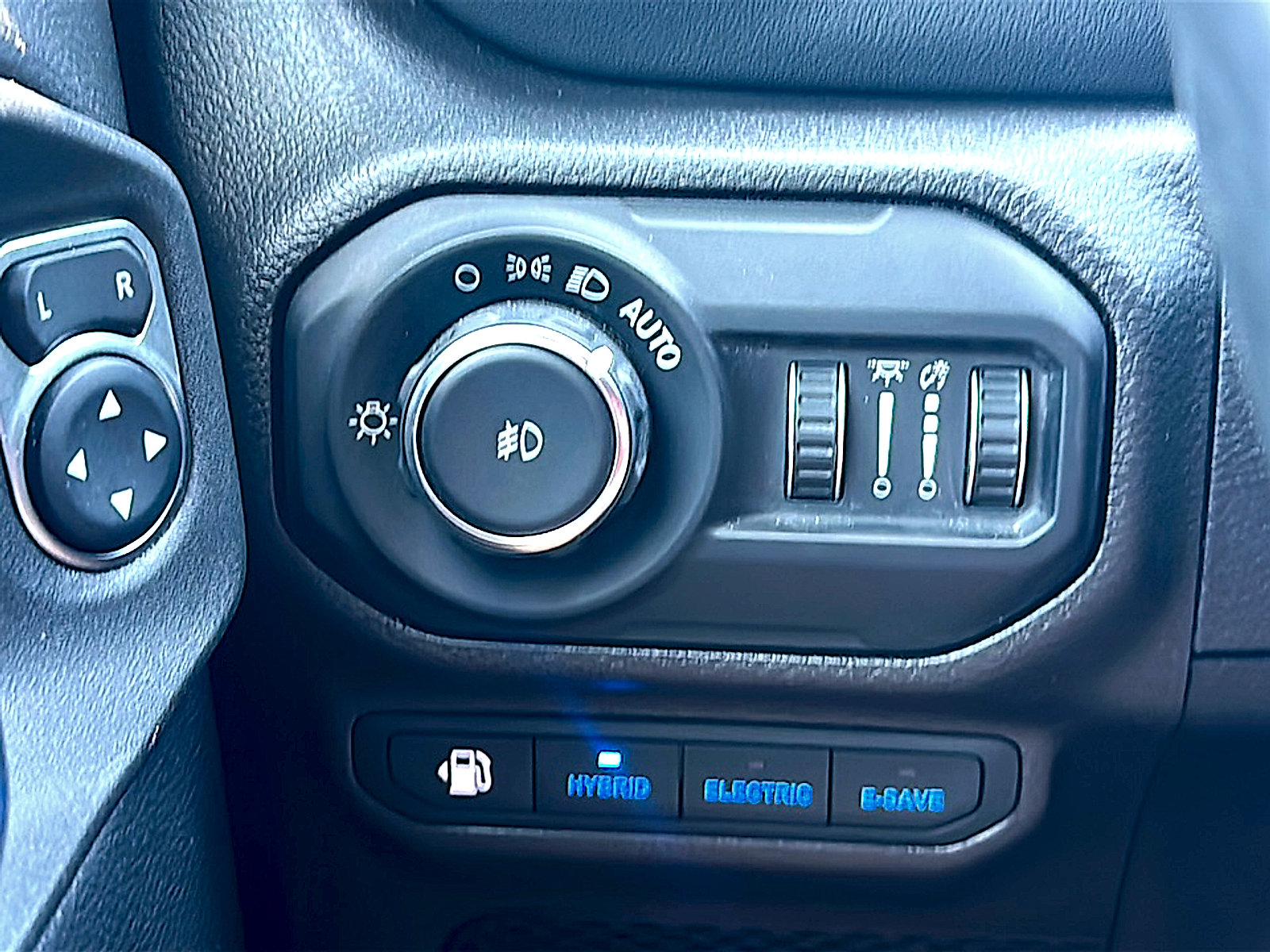 Used 2022 Jeep Wrangler Unlimited Sahara w/ Cold Weather Group AWD/4WD image 32