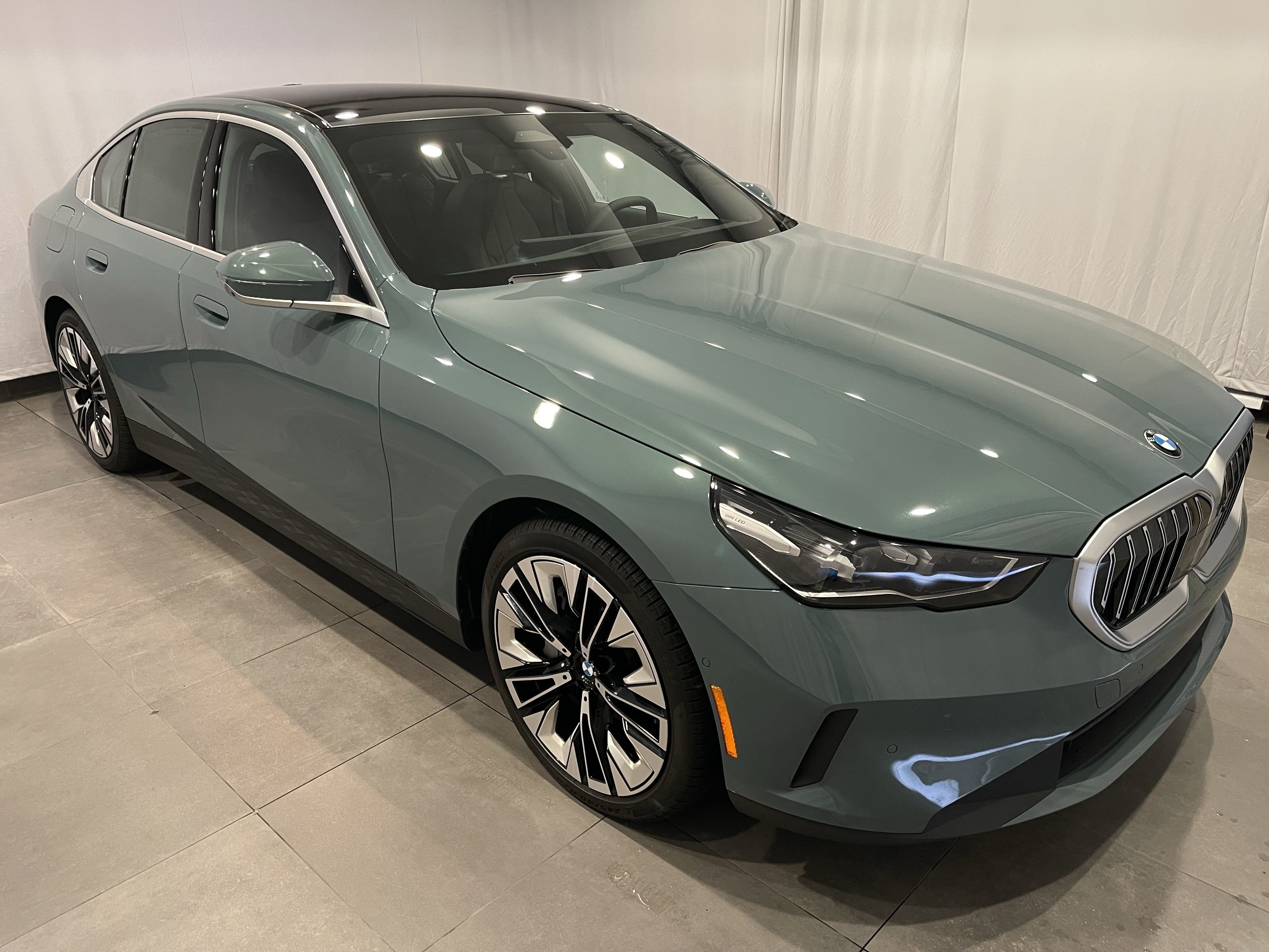 Used 2027 BMW 540i xDrive AWD/4WD image 3