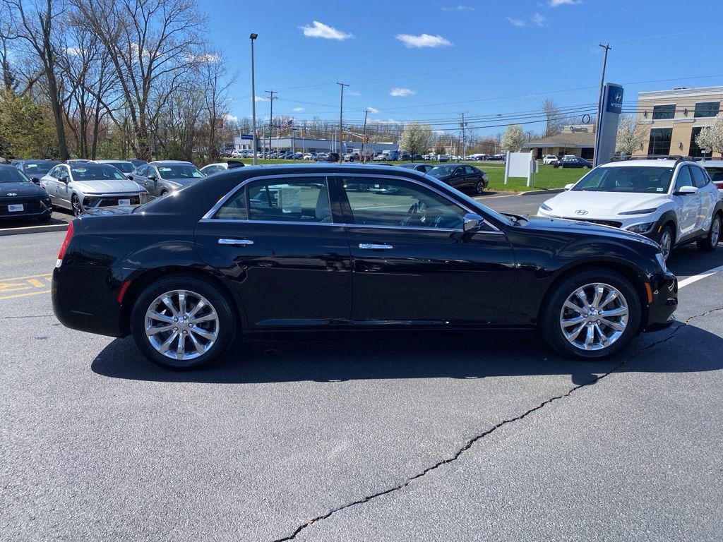 Used 2017 Chrysler 300 C image 2