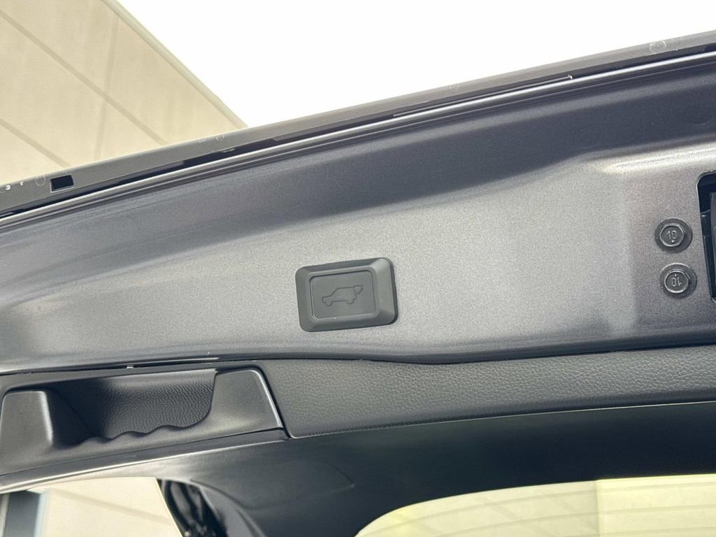 Used 2025 Toyota RAV4 XLE image 33