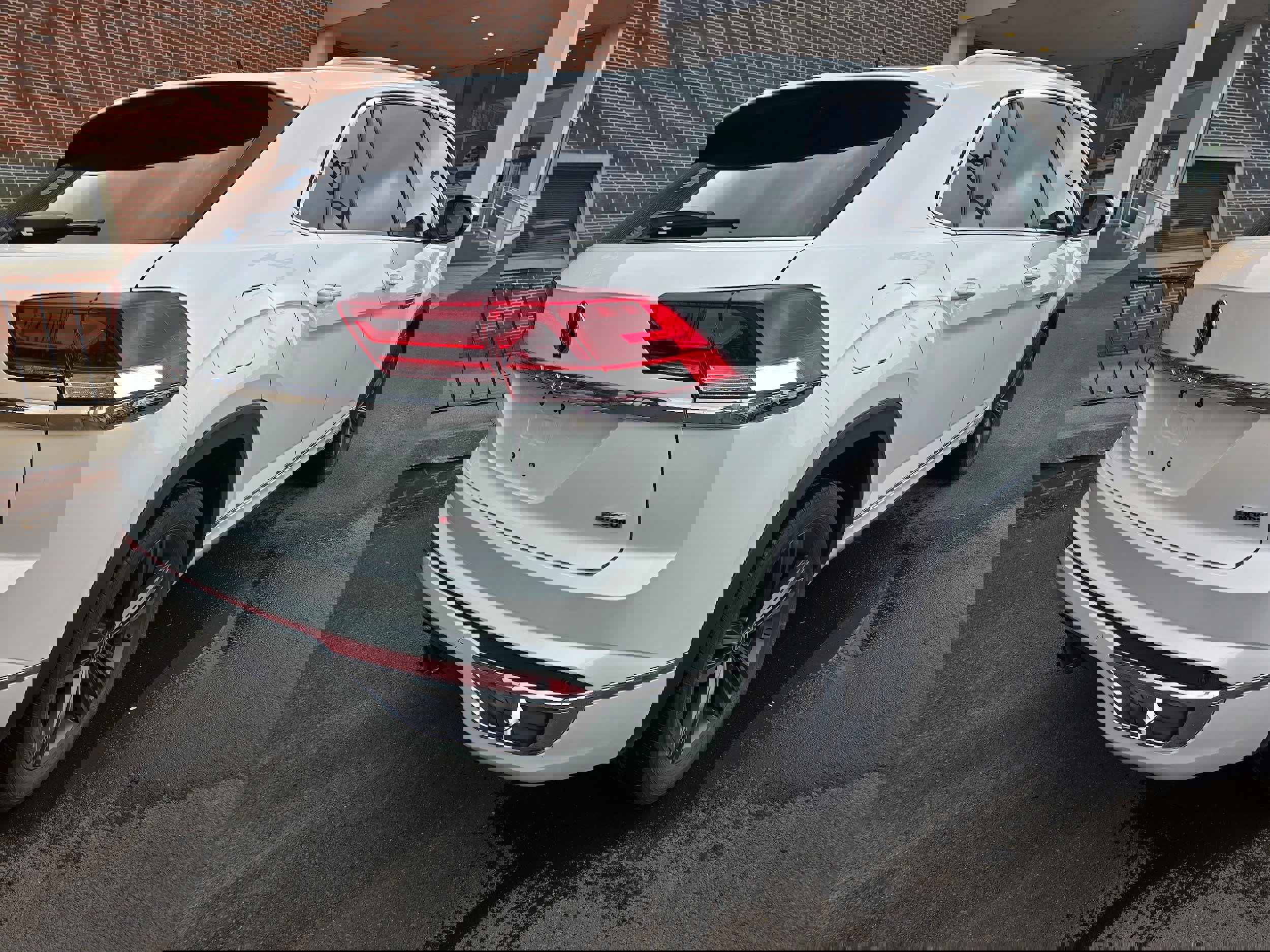 Certified 2022 Volkswagen Atlas Cross Sport SEL R-Line image 7