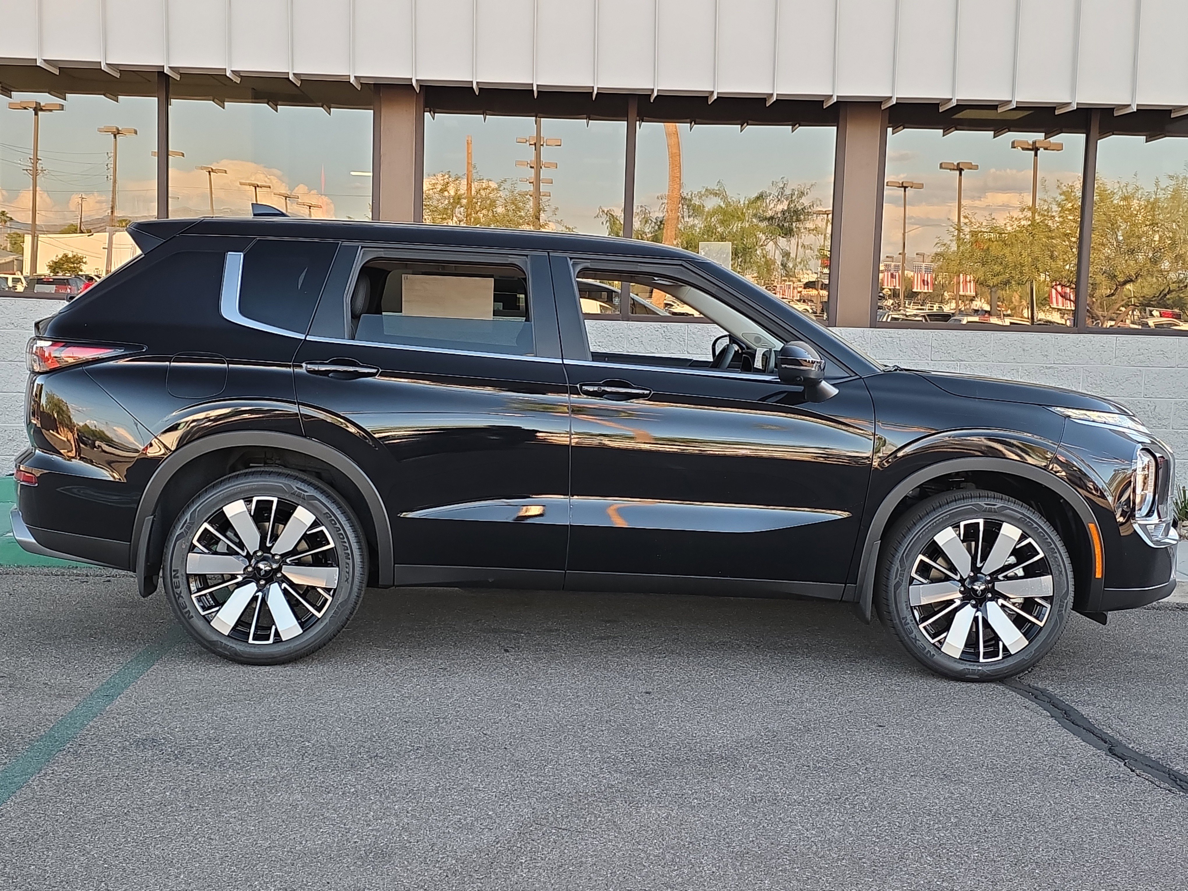 New 2025 Mitsubishi Outlander SE image 5