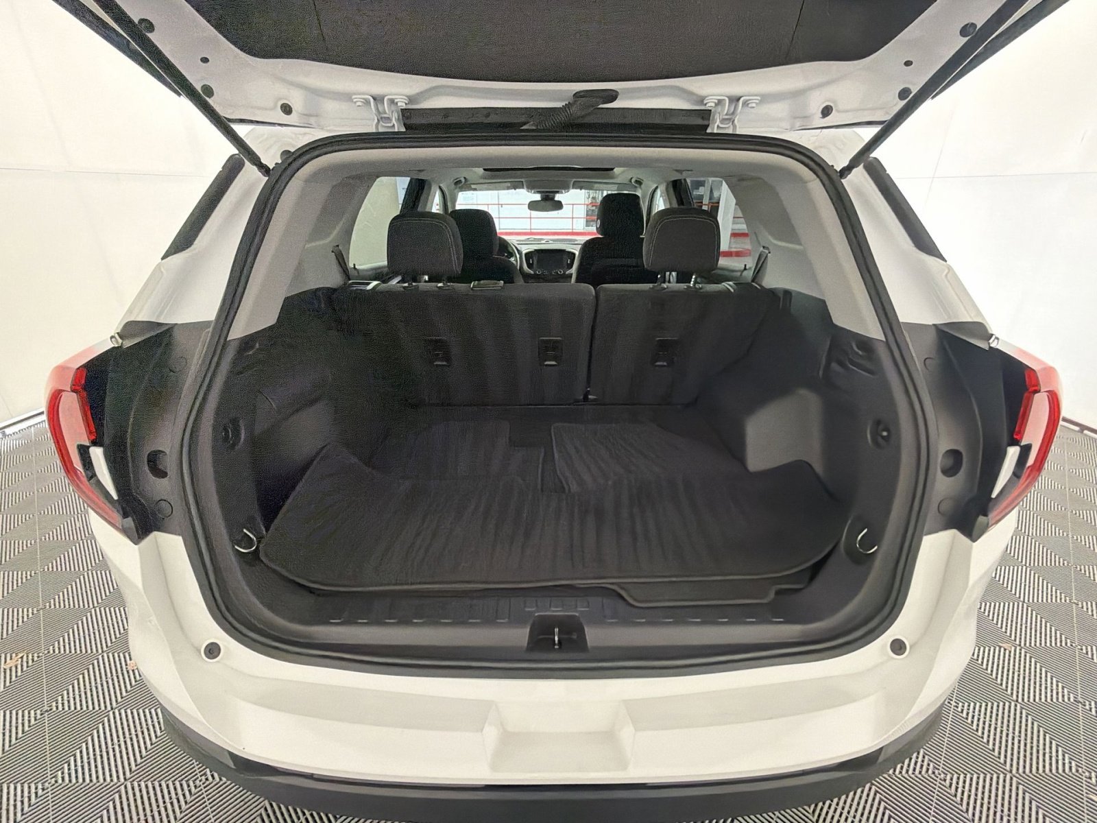 Used 2022 GMC Terrain SLE w/ Driver Convenience Package image 26