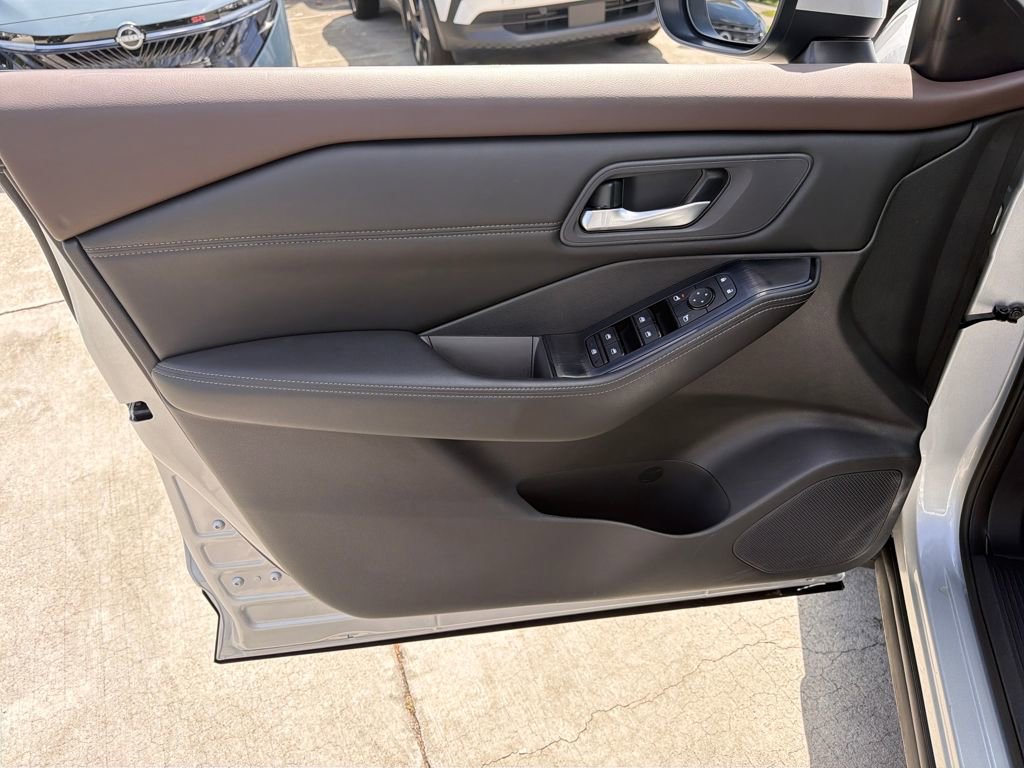 Used 2023 Nissan Rogue SV w/ SV Premium B Package image 17