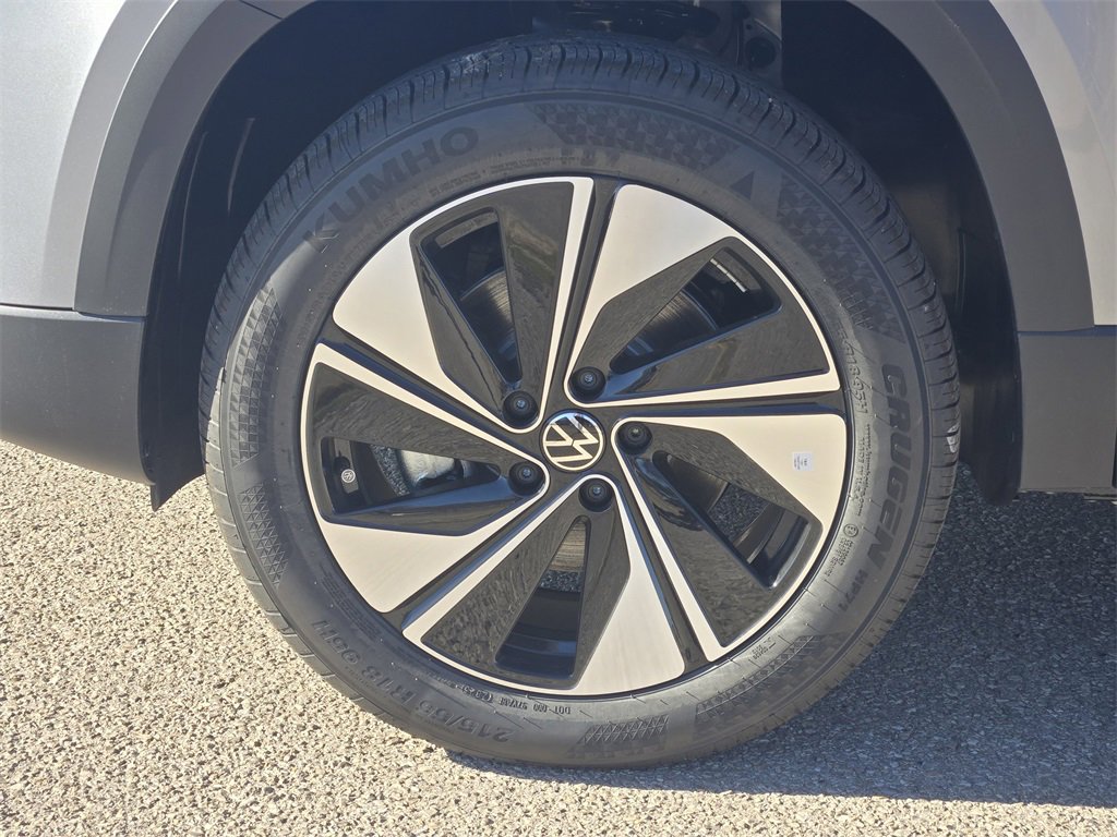 New 2026 Volkswagen Taos SE image 10