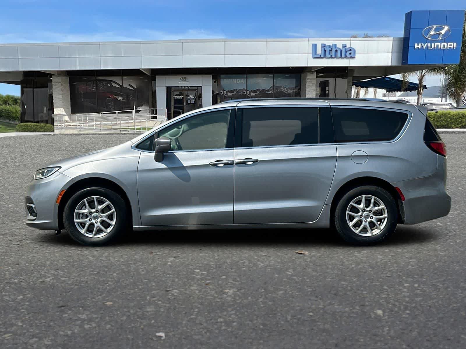 Used 2021 Chrysler Pacifica Touring-L FWD image 6
