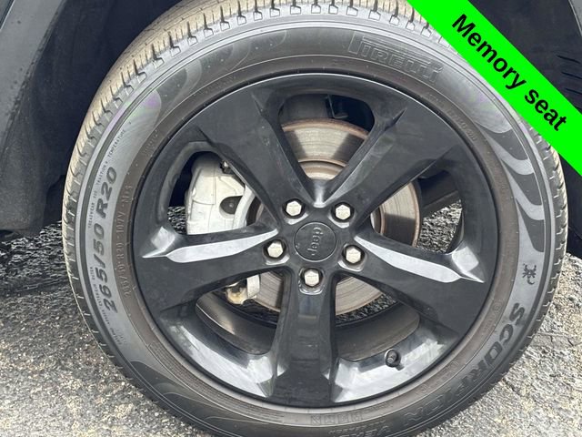 Used 2023 Jeep Grand Cherokee Limited w/ Black Appearance Package AWD/4WD image 31