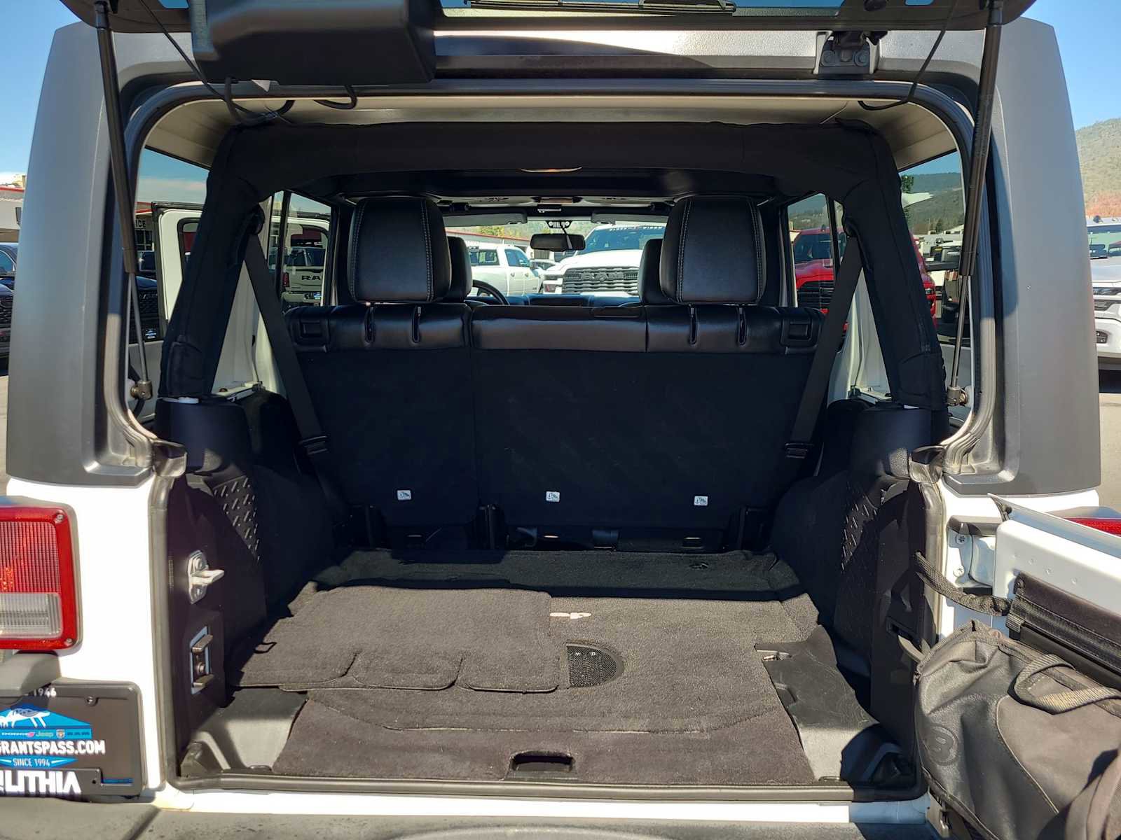 Used 2015 Jeep Wrangler Unlimited Rubicon w/ Connectivity Group AWD/4WD image 27
