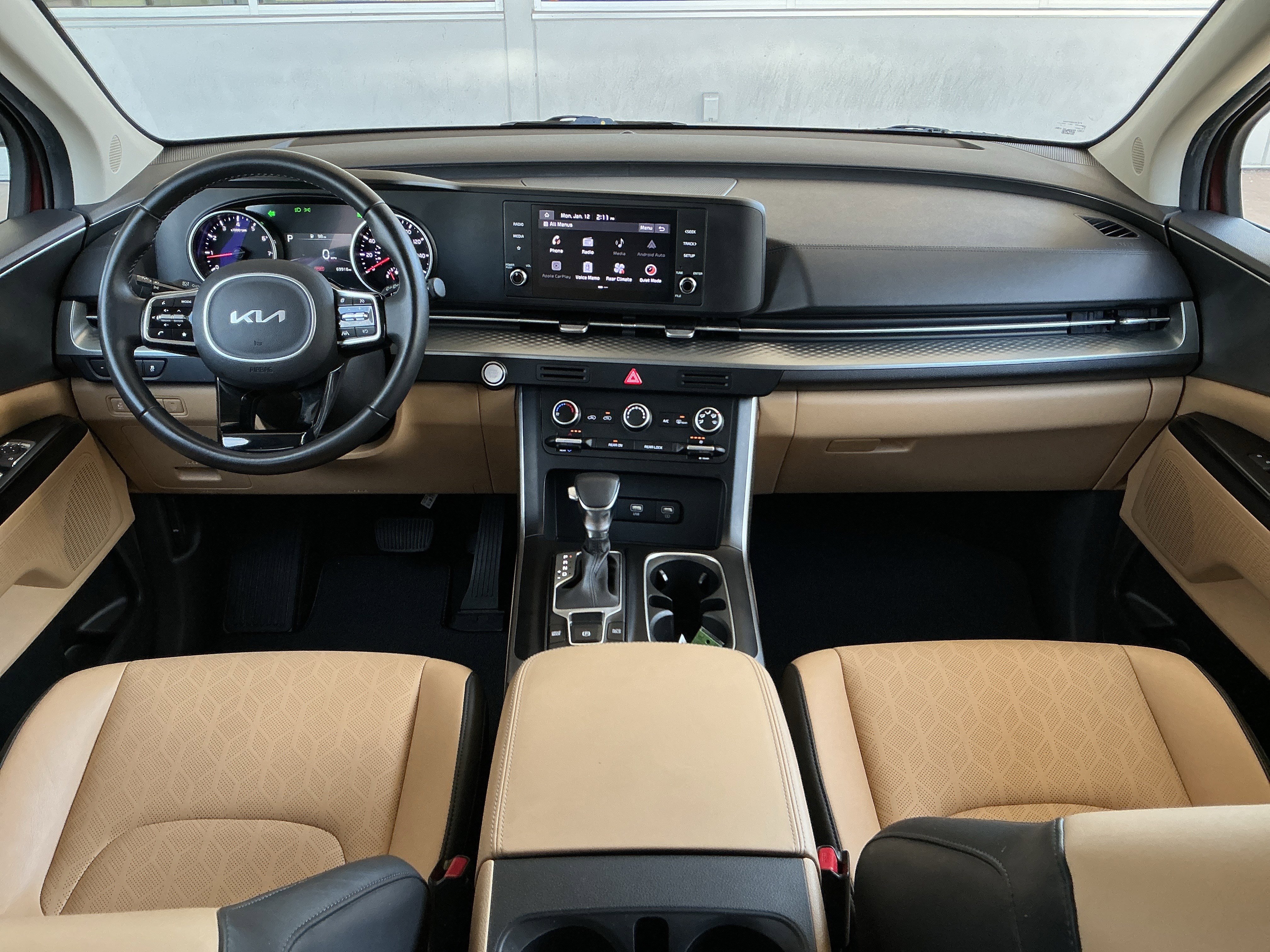 Used 2022 Kia Carnival LX image 4