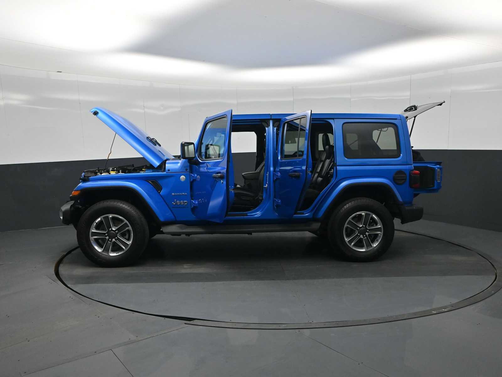 Used 2023 Jeep Wrangler Sahara w/ Safety Group image 29