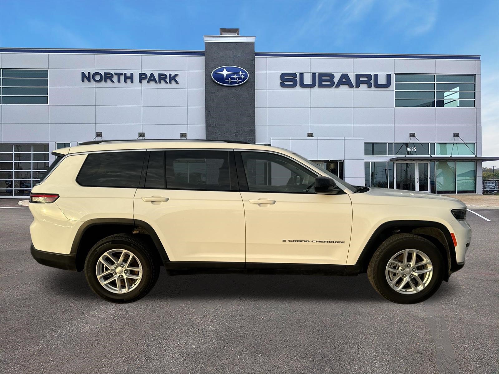 Used 2023 Jeep Grand Cherokee L Laredo w/ Trailer Tow Group (B) AWD/4WD image 2