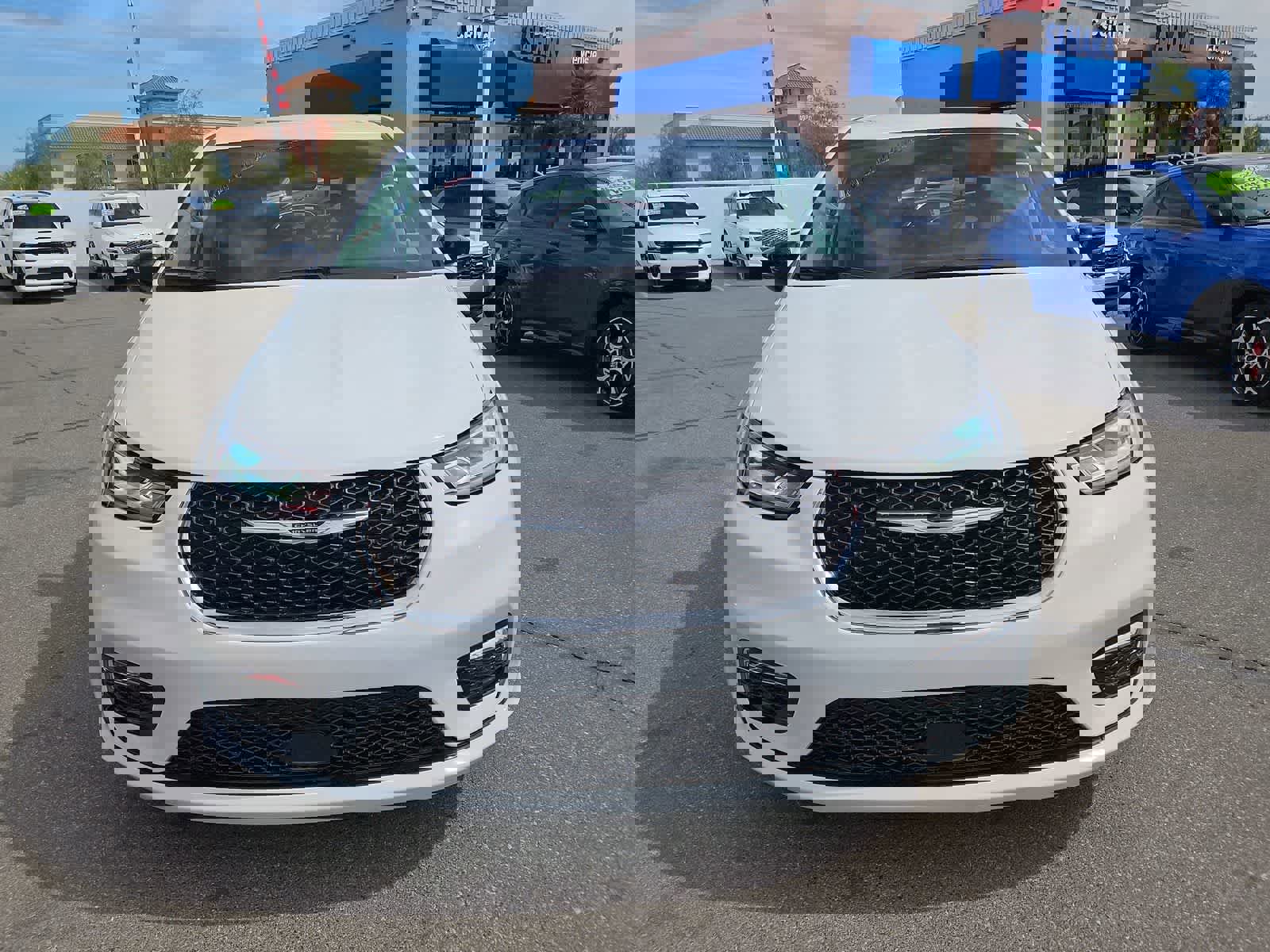 Used 2024 Chrysler Pacifica Touring-L image 5