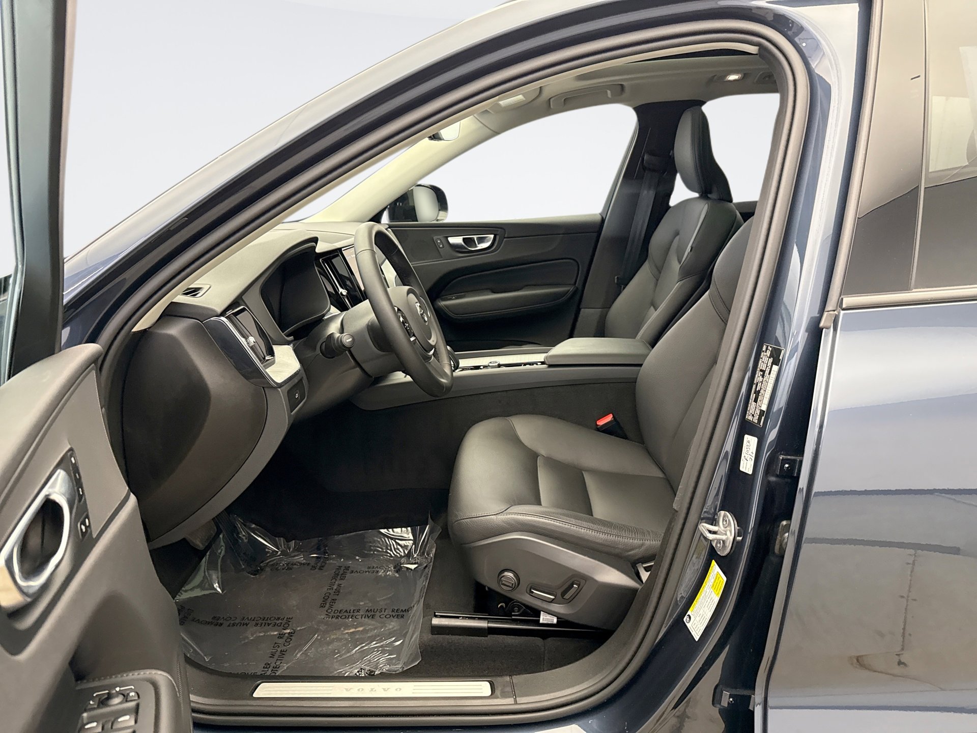 Used 2025 Volvo XC60 B5 Plus AWD/4WD image 10
