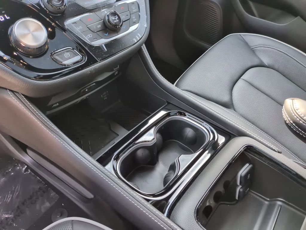 New 2026 Chrysler Pacifica Limited w/ Uconnect Theater Family Group image 28