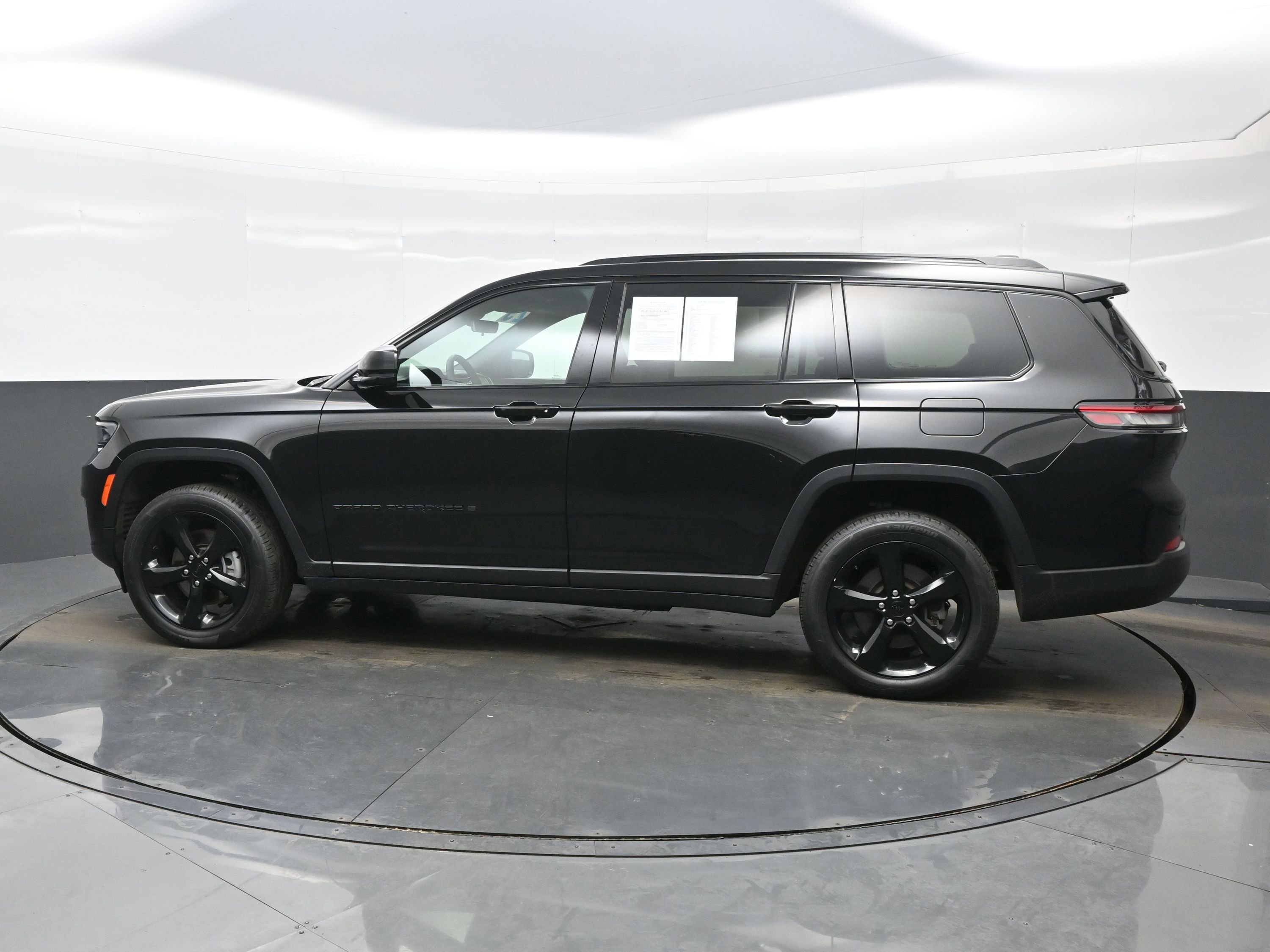 Used 2025 Jeep Grand Cherokee L Limited w/ Black Appearance Package image 3