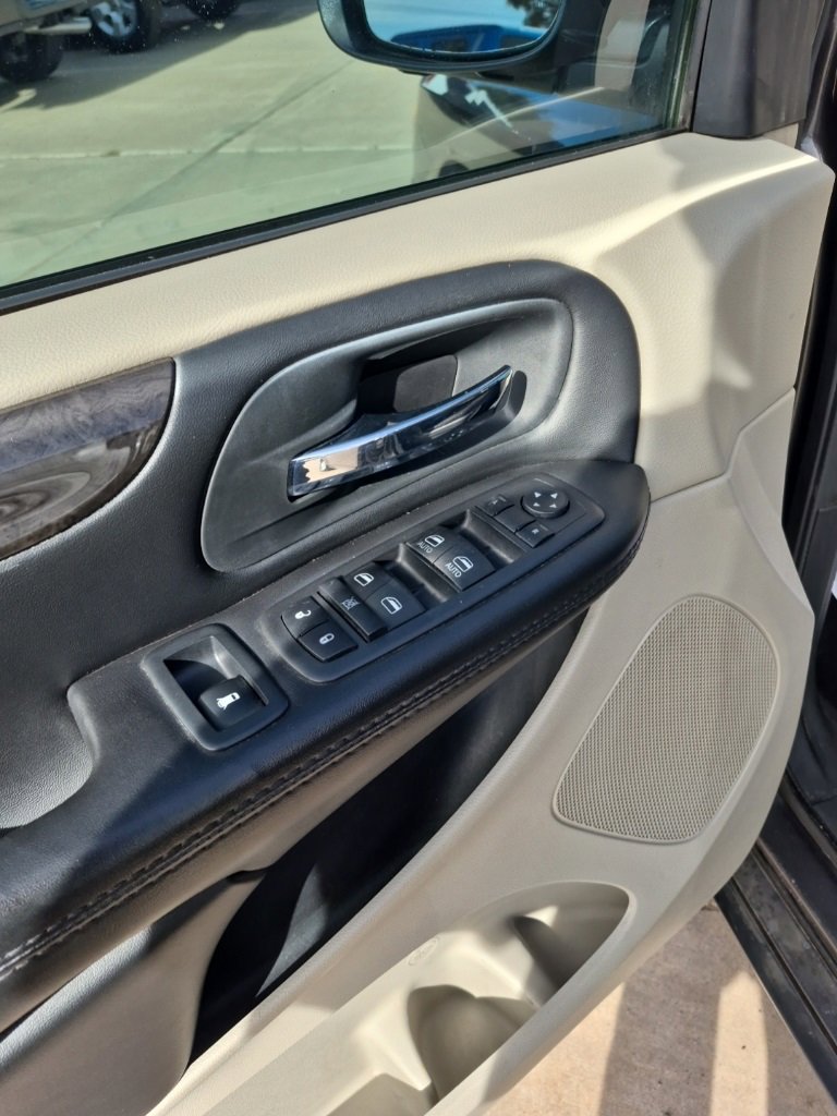Used 2020 Dodge Grand Caravan SE w/ UConnect Hands-Free Group image 14