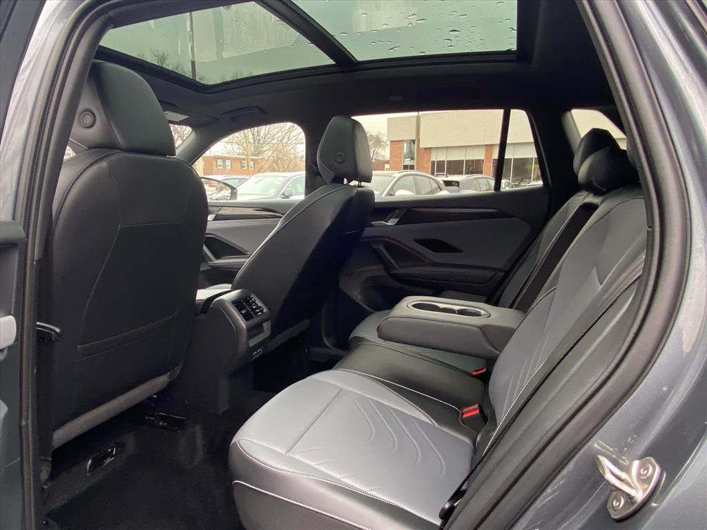 Used 2025 Volkswagen Tiguan SE R-Line image 18