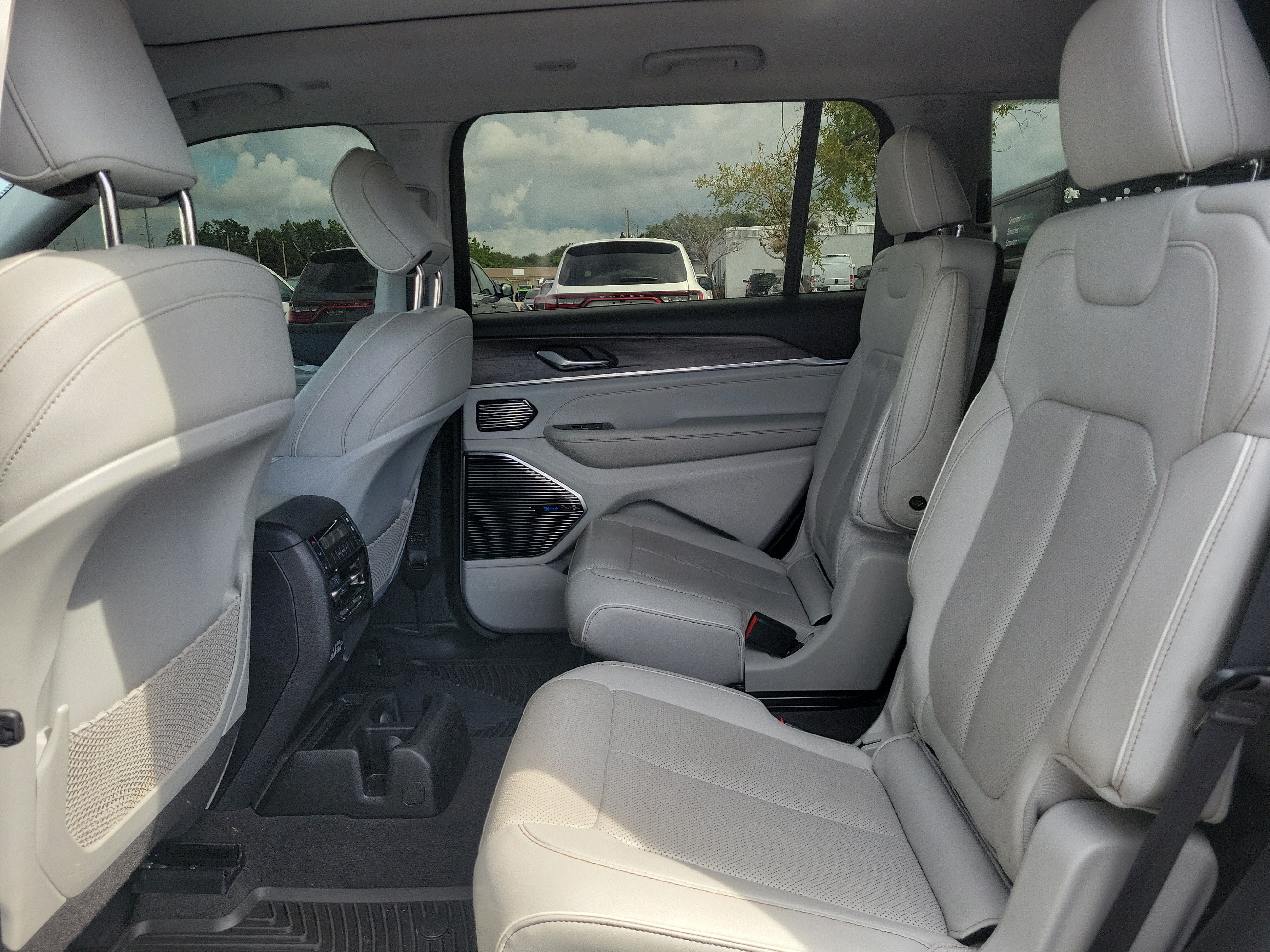 Used 2022 Jeep Grand Cherokee L Overland RWD image 17