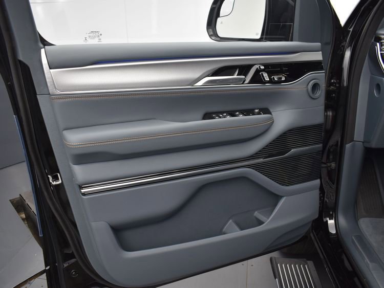 Used 2023 Jeep Grand Wagoneer L Series II w/ Premium Group II image 12