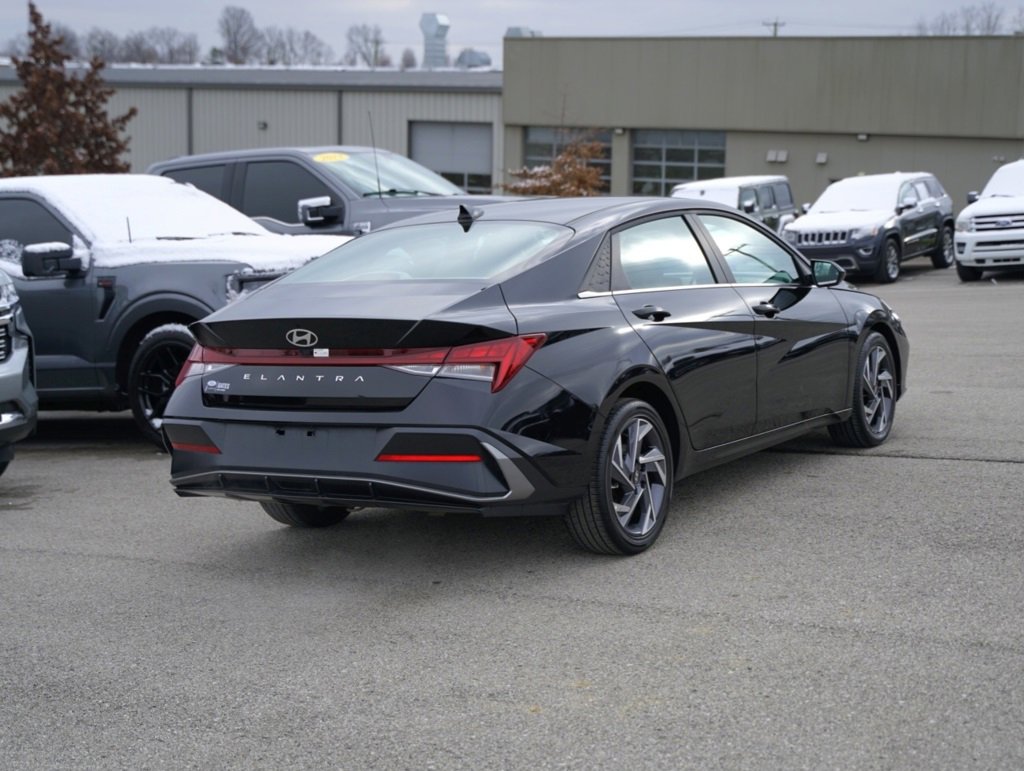 Used 2025 Hyundai Elantra SEL image 5