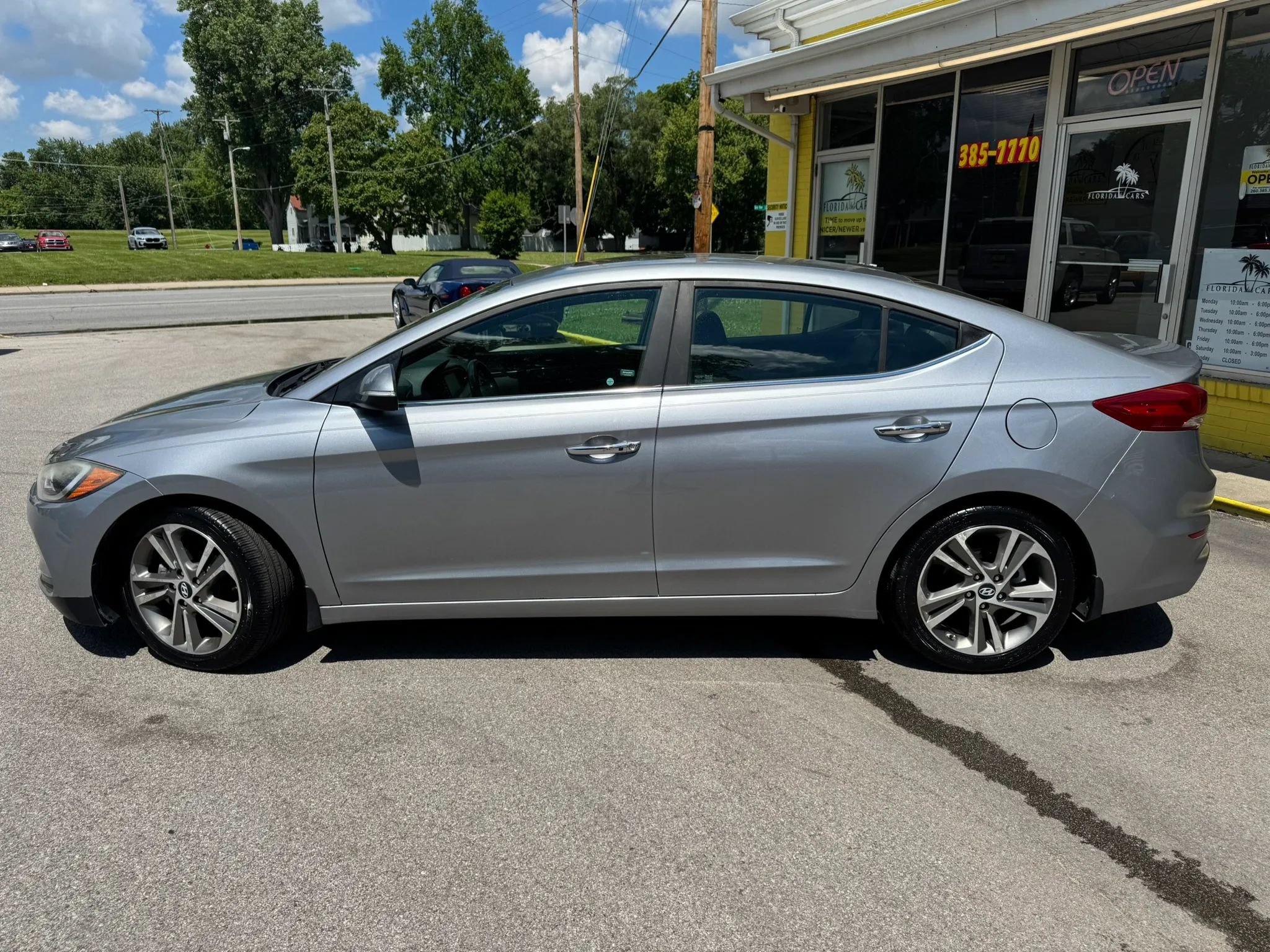 Used 2017 Hyundai Elantra Limited w/ Limited Tech Package 04 FWD image 3
