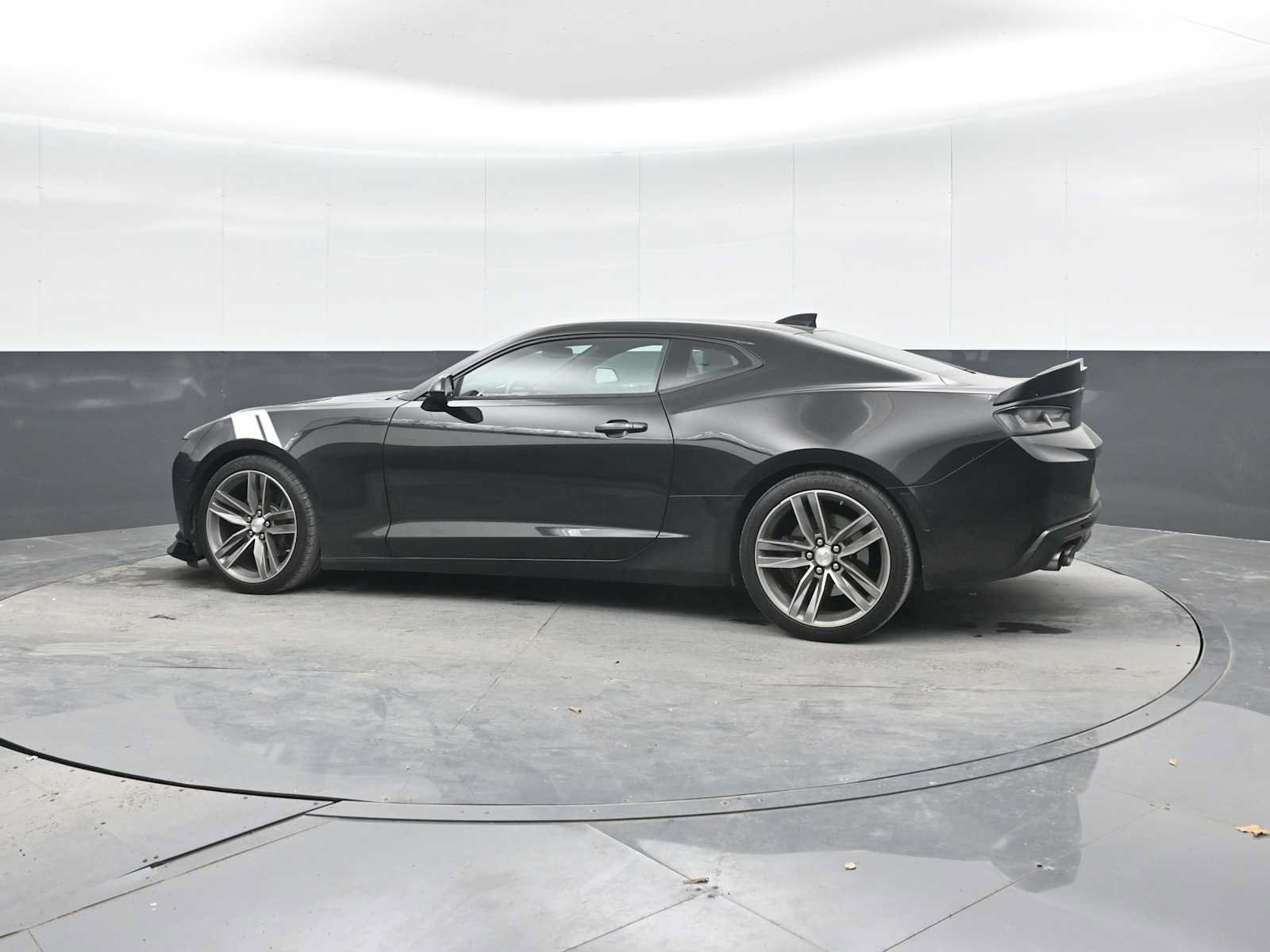 Used 2018 Chevrolet Camaro SS RWD image 3
