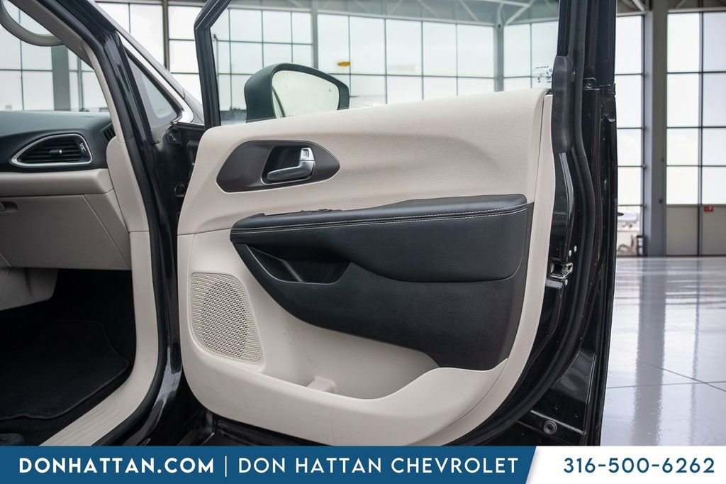 Used 2023 Chrysler Pacifica Touring-L FWD image 25