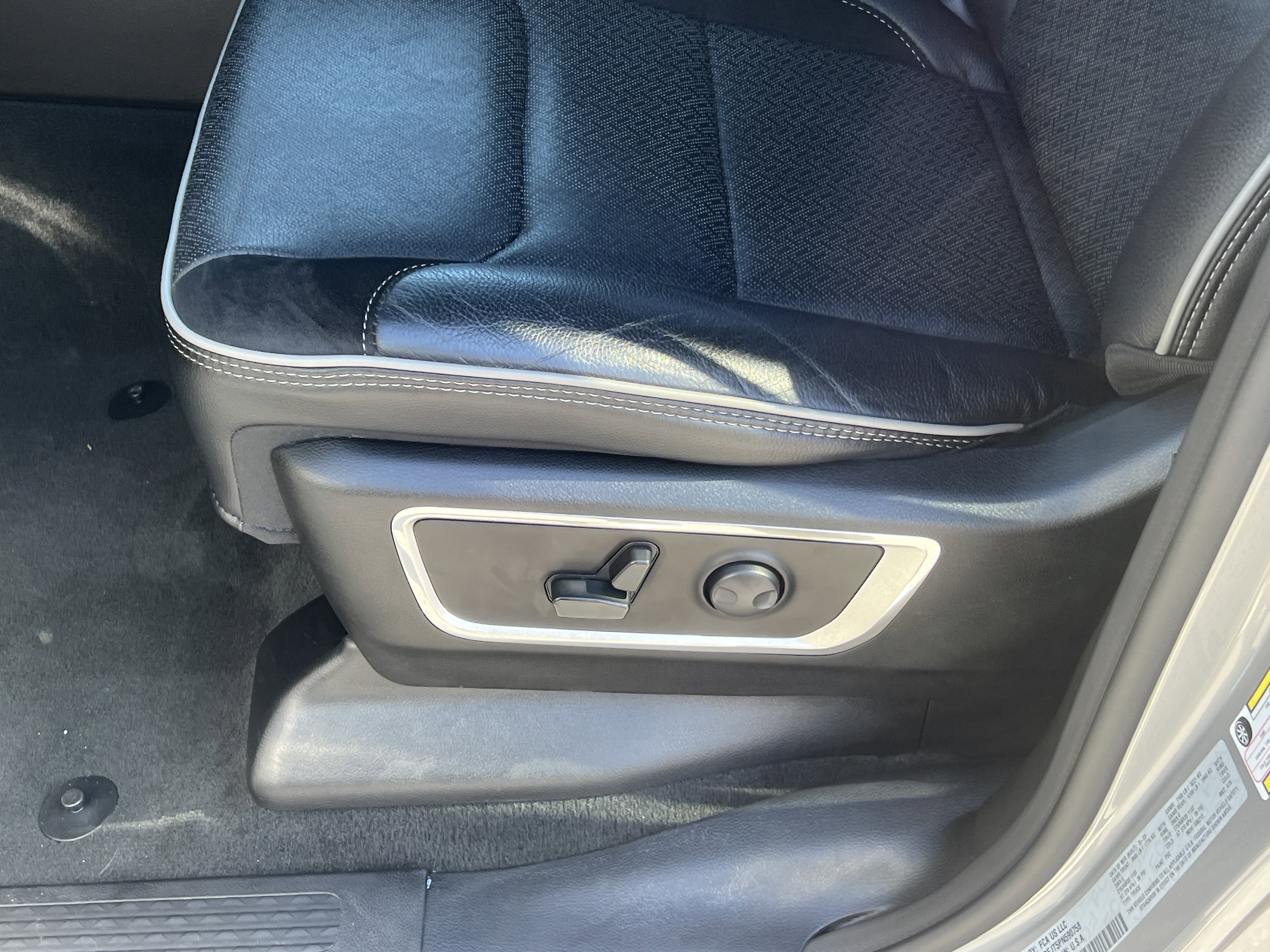 Used 2023 RAM 1500 Laramie AWD/4WD image 12