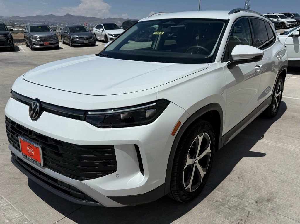 Certified 2025 Volkswagen Tiguan SE FWD image 3