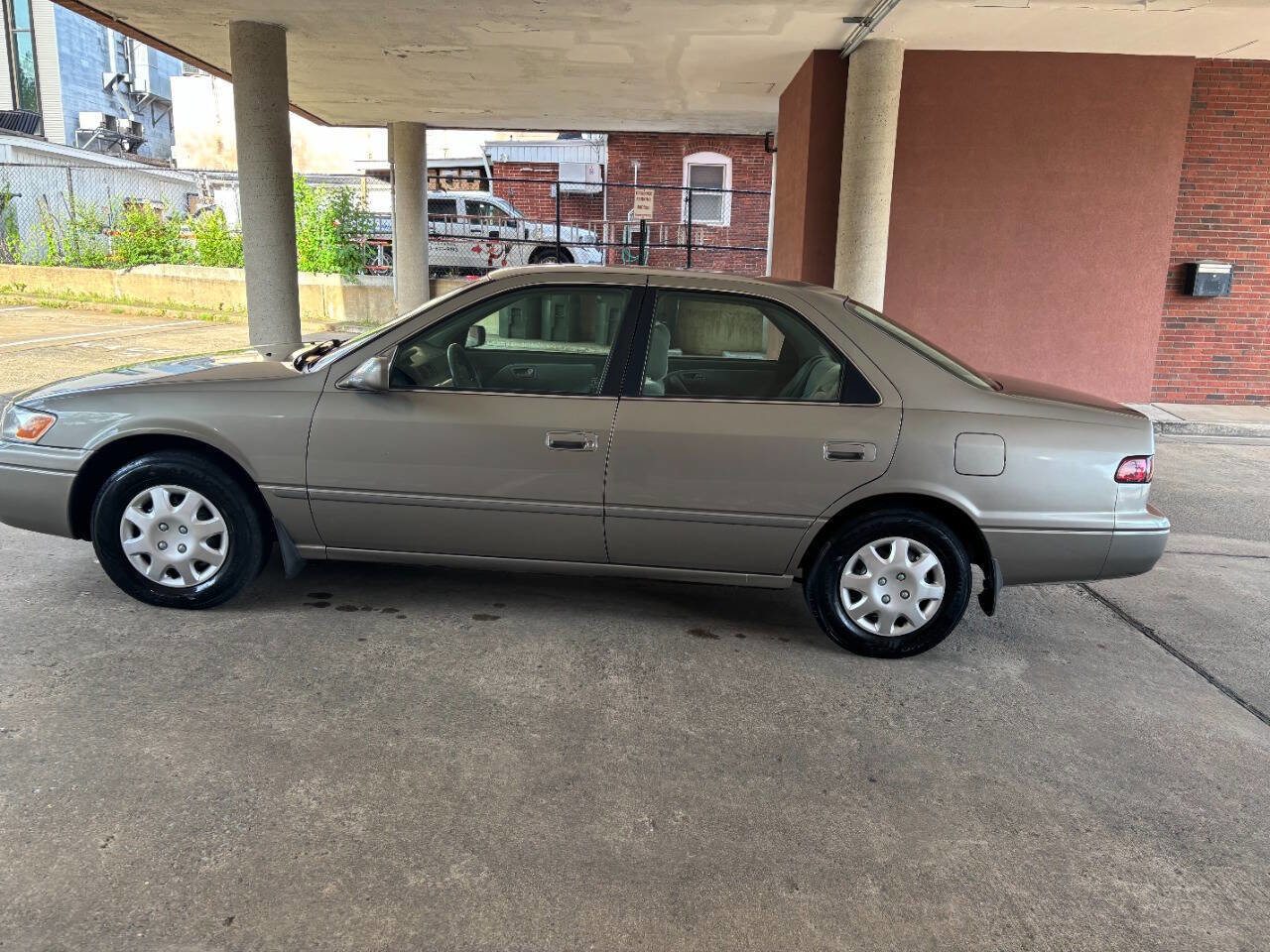 Used 1998 Toyota Camry LE FWD image 3
