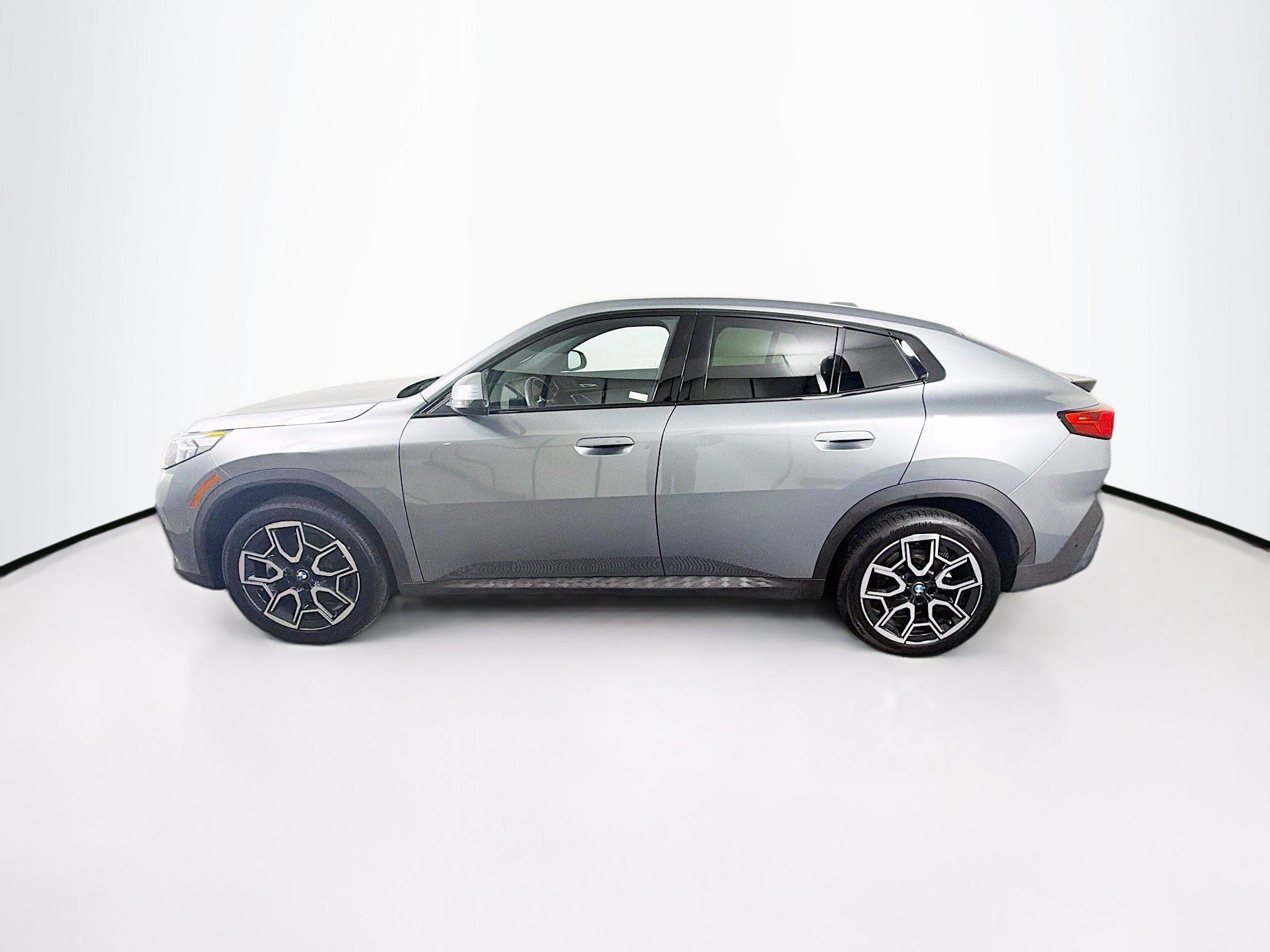 Used 2025 BMW X2 xDrive28i w/ Convenience Package AWD/4WD image 4
