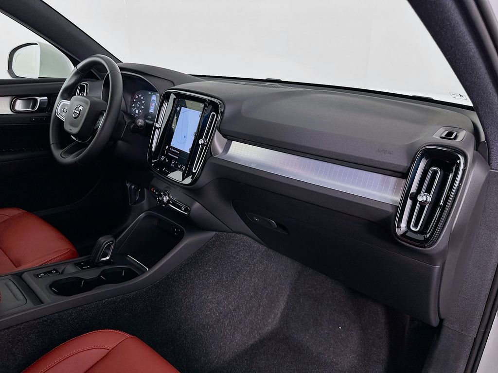 Used 2019 Volvo XC40 T5 Momentum image 30
