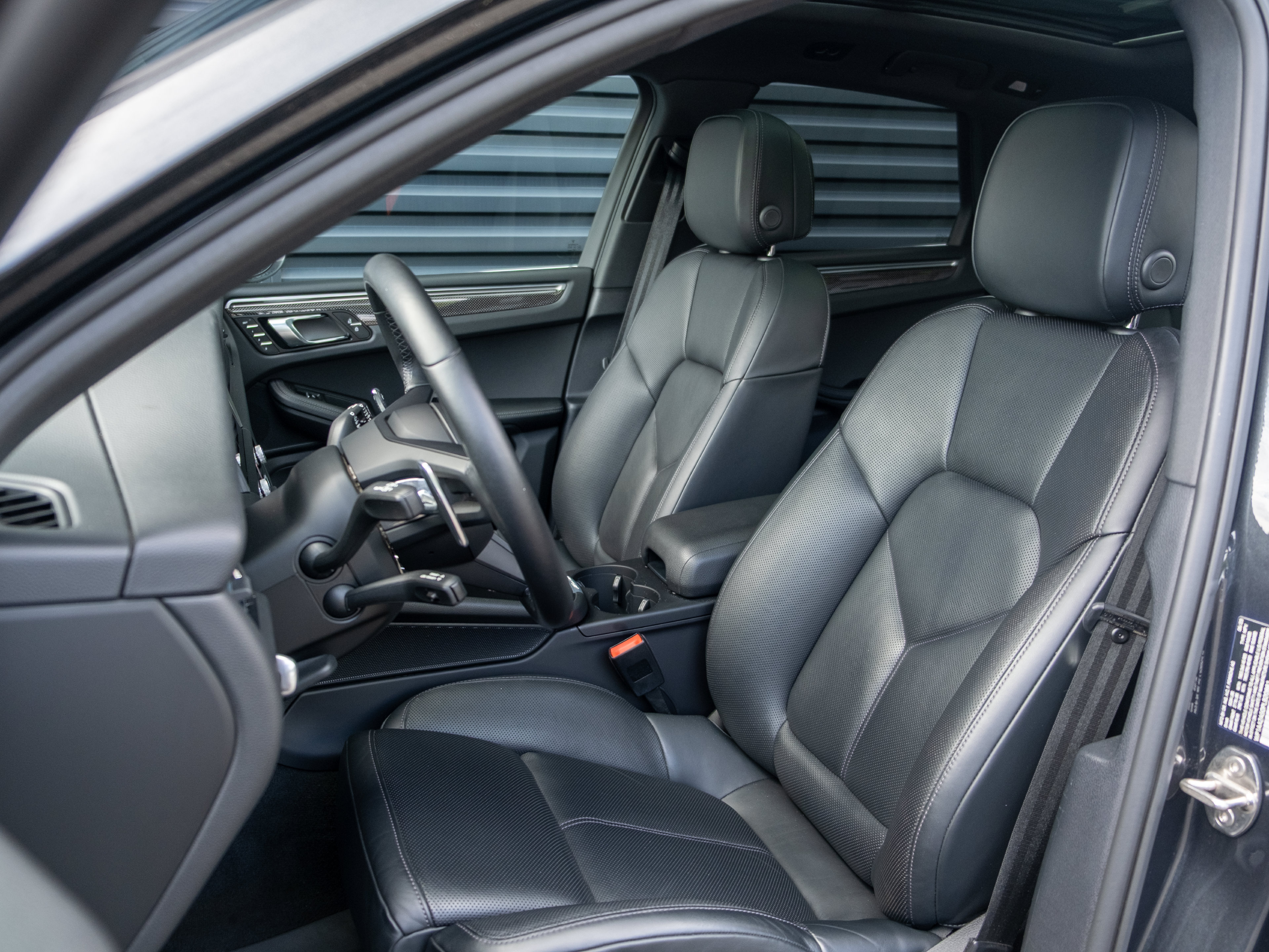 Certified 2023 Porsche Macan AWD/4WD image 5