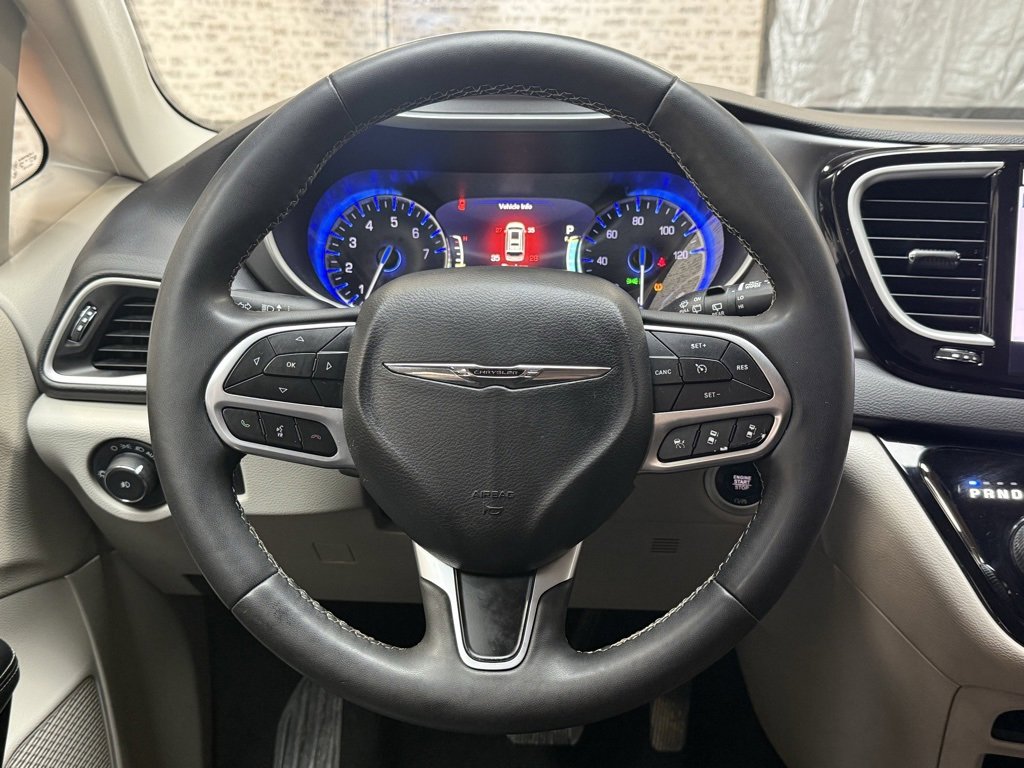 Used 2022 Chrysler Pacifica Touring-L image 18