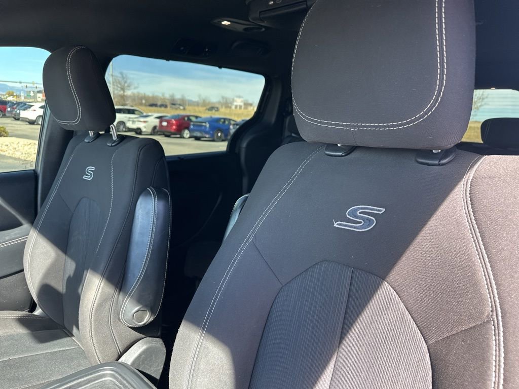 Used 2021 Chrysler Pacifica Touring w/ S Appearance Package image 16