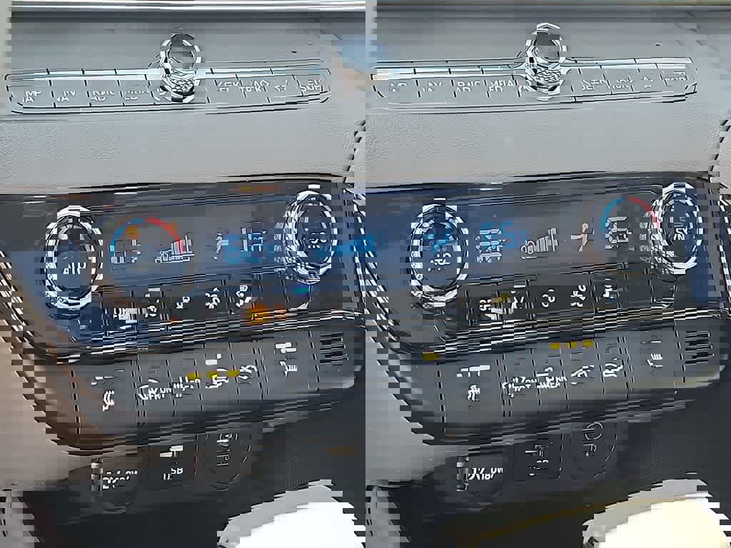 Used 2025 Hyundai Elantra SEL image 16