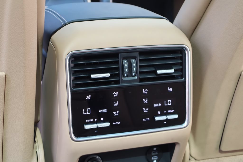 Used 2023 Porsche Cayenne AWD/4WD image 17