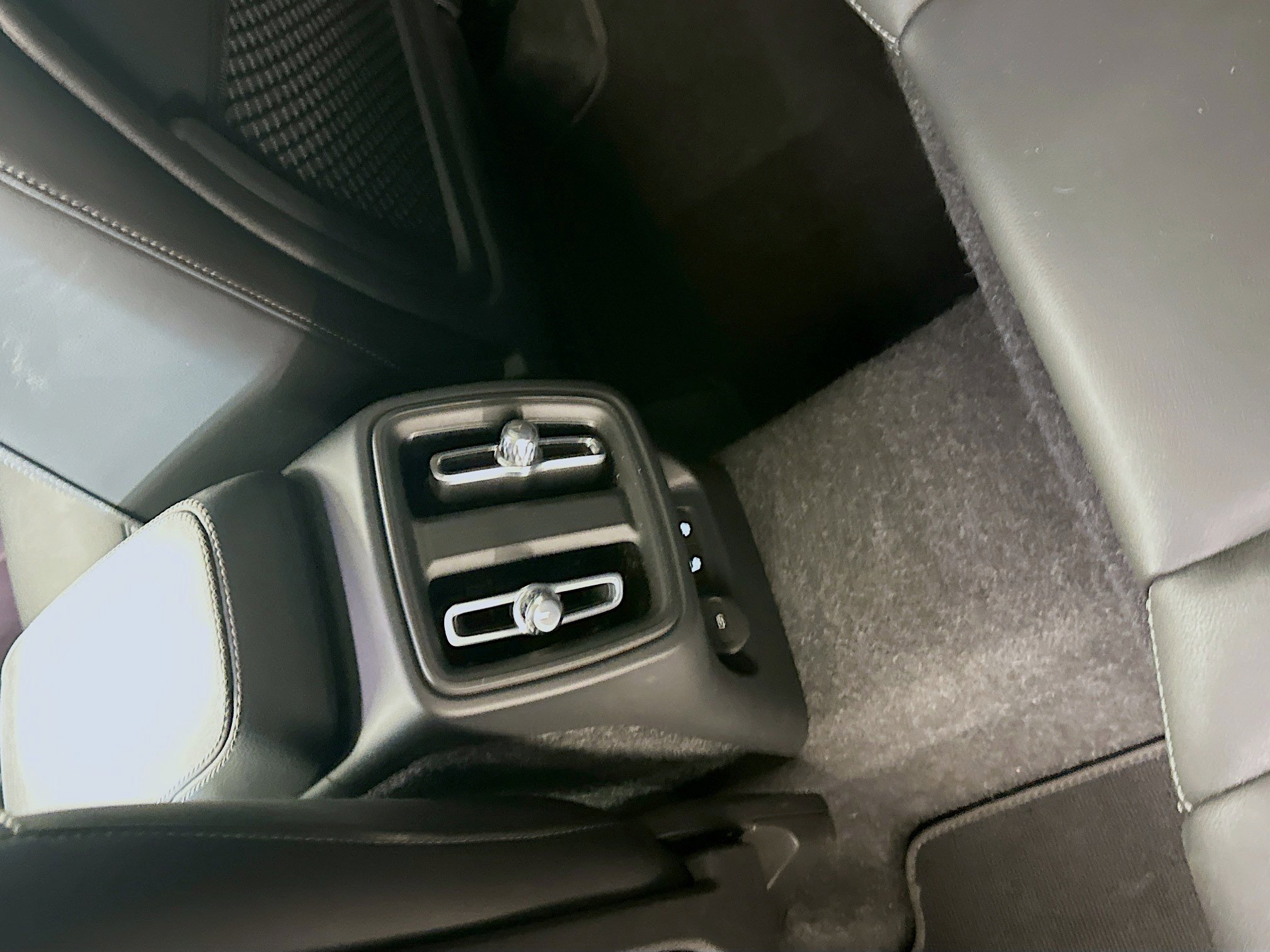 Used 2025 Volvo XC40 B5 Plus AWD/4WD image 28