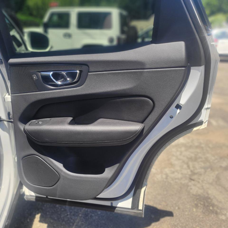 Used 2018 Volvo XC60 T5 Momentum w/ Vision Package AWD/4WD image 30