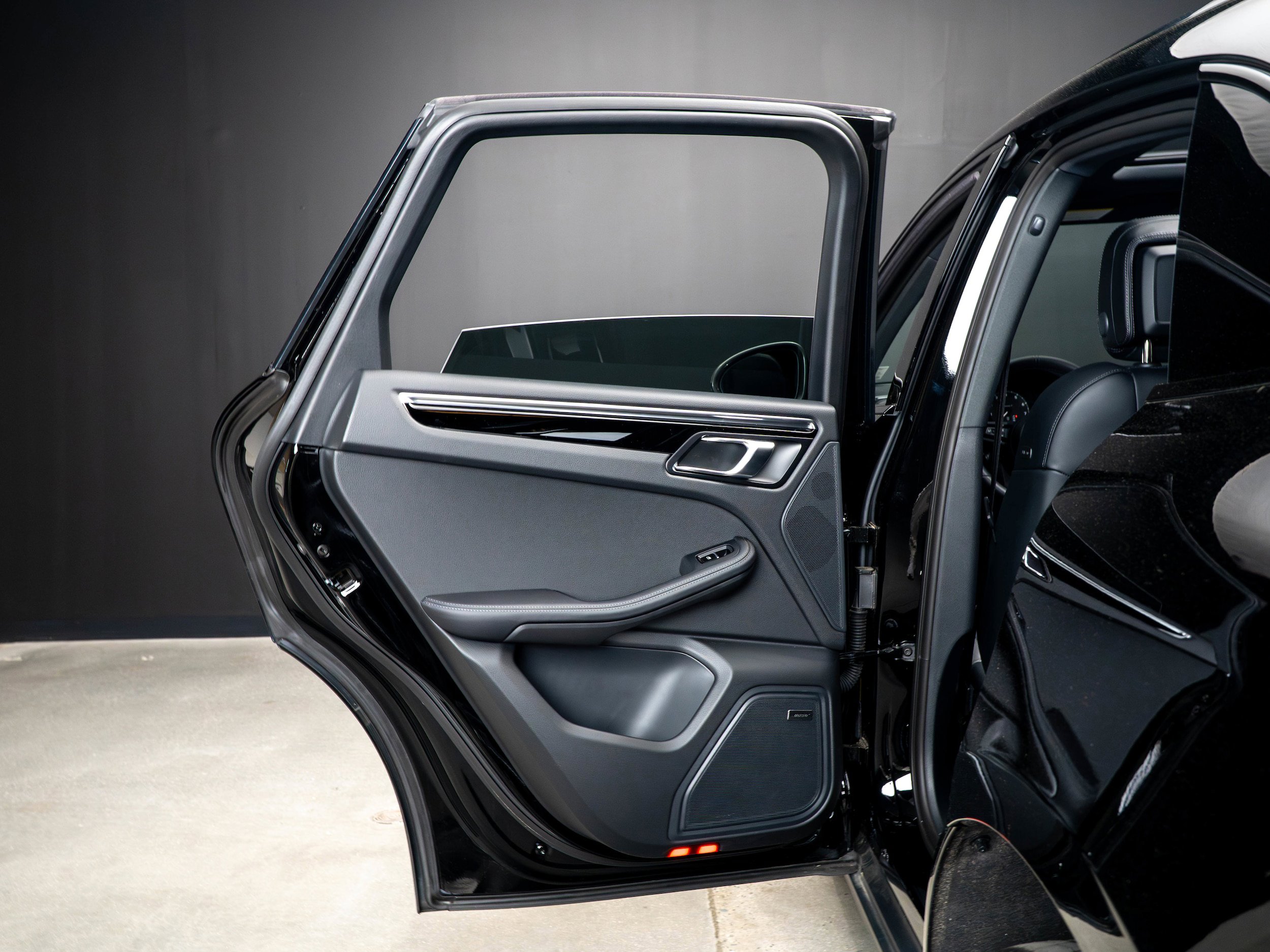 Certified 2025 Porsche Macan Turbo AWD/4WD image 38