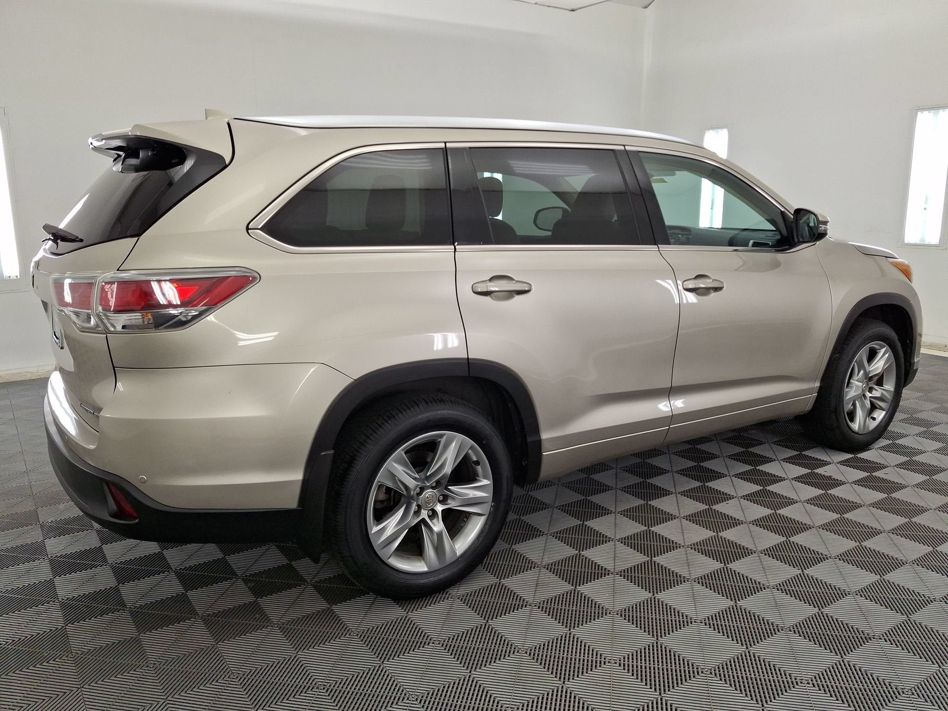 Used 2015 Toyota Highlander Limited AWD/4WD image 26