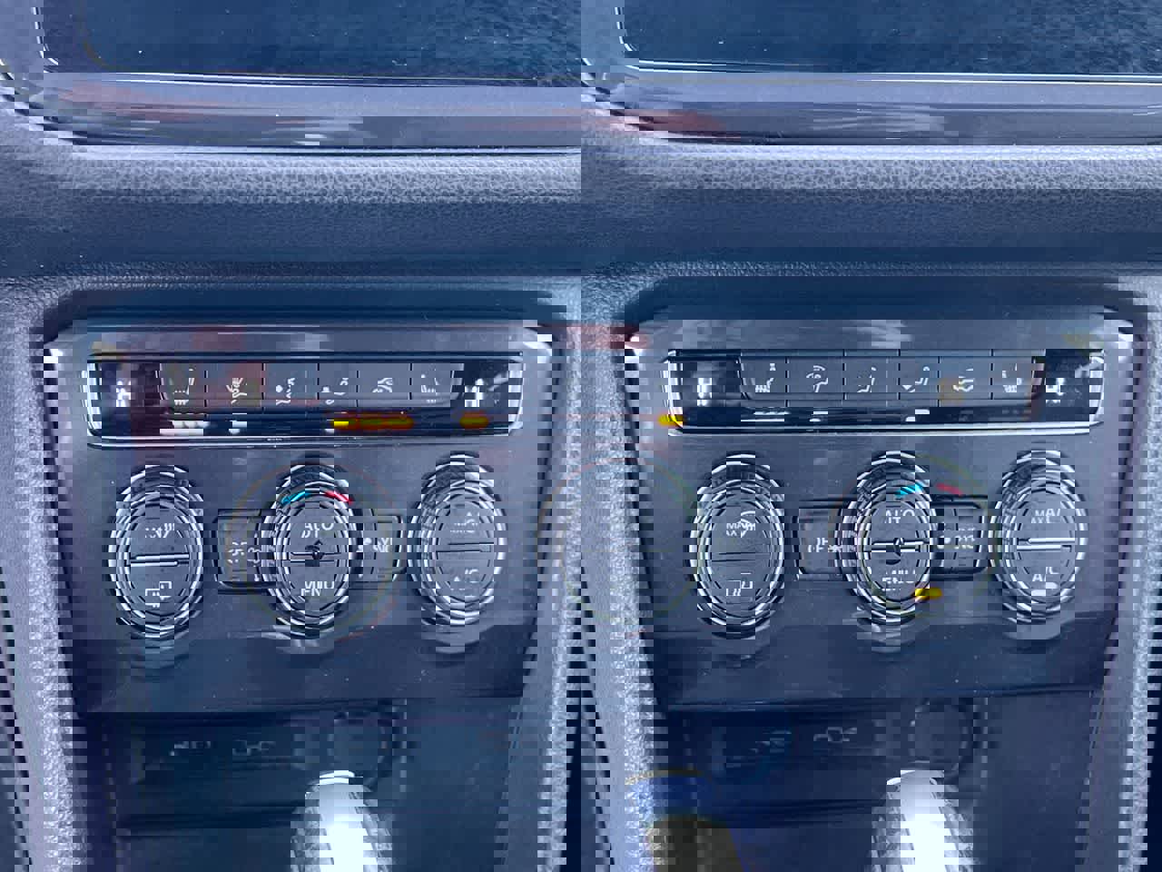 Used 2021 Volkswagen Tiguan SE image 19