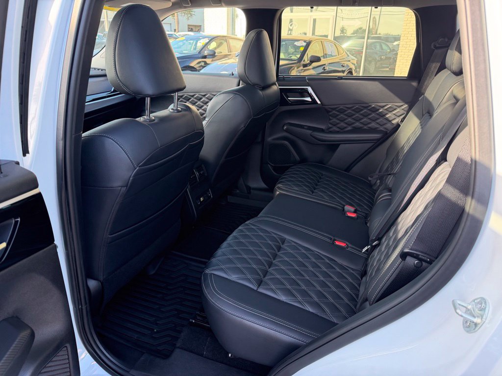 Used 2024 Mitsubishi Outlander SEL FWD image 14