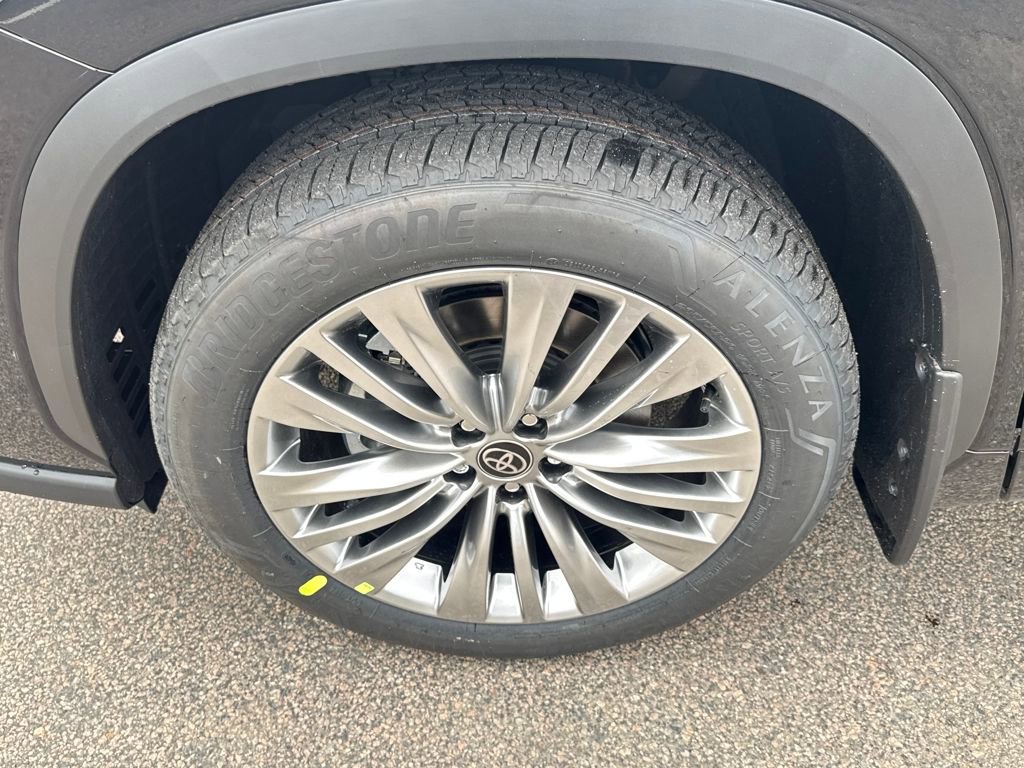 New 2026 Toyota Highlander Platinum image 18