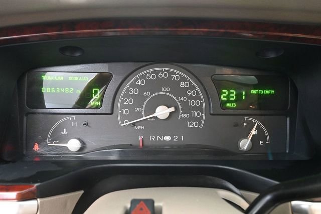 Used 2004 Lincoln Town Car Ultimate RWD image 25
