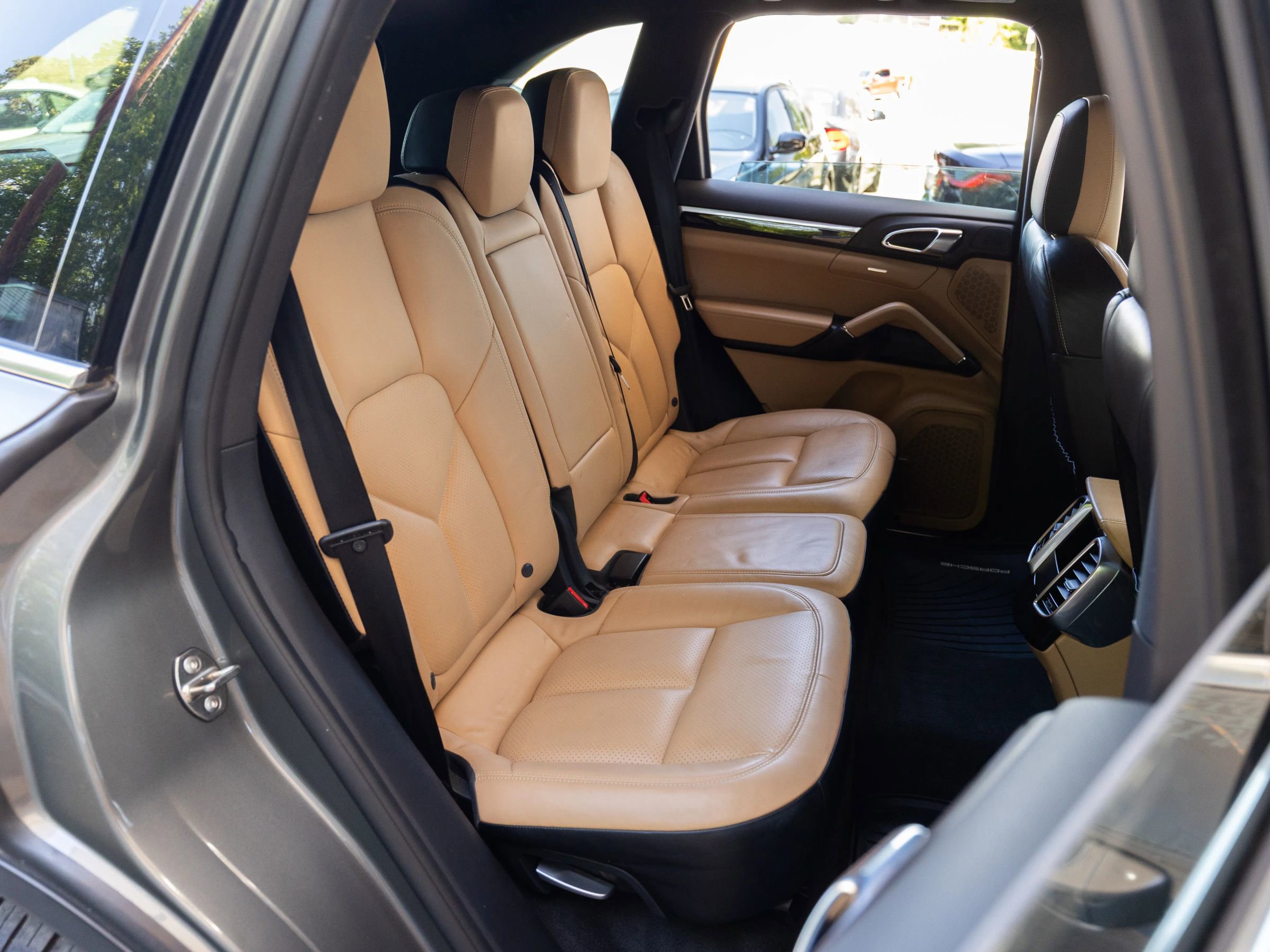 Used 2016 Porsche Cayenne w/ Premium Package AWD/4WD image 24
